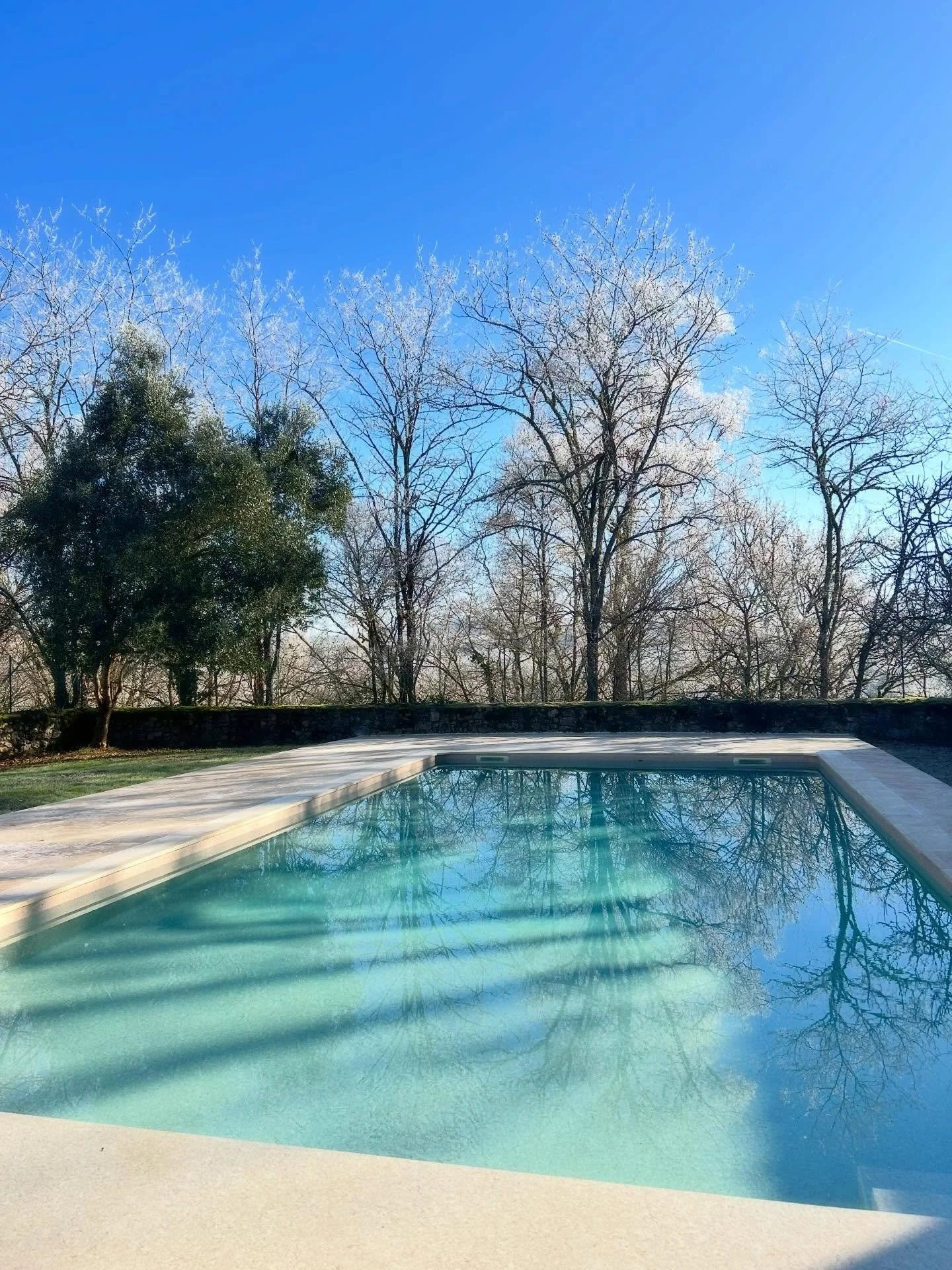Happy new year! 

It&rsquo;s fresh in our pool this morning 🌅 

The Chateau is having some more renovations and finishing touches ready for our guests in the Spring. Beautiful frosty views this week.

#chateau #frenchholiday #gers #chateaulife #holi