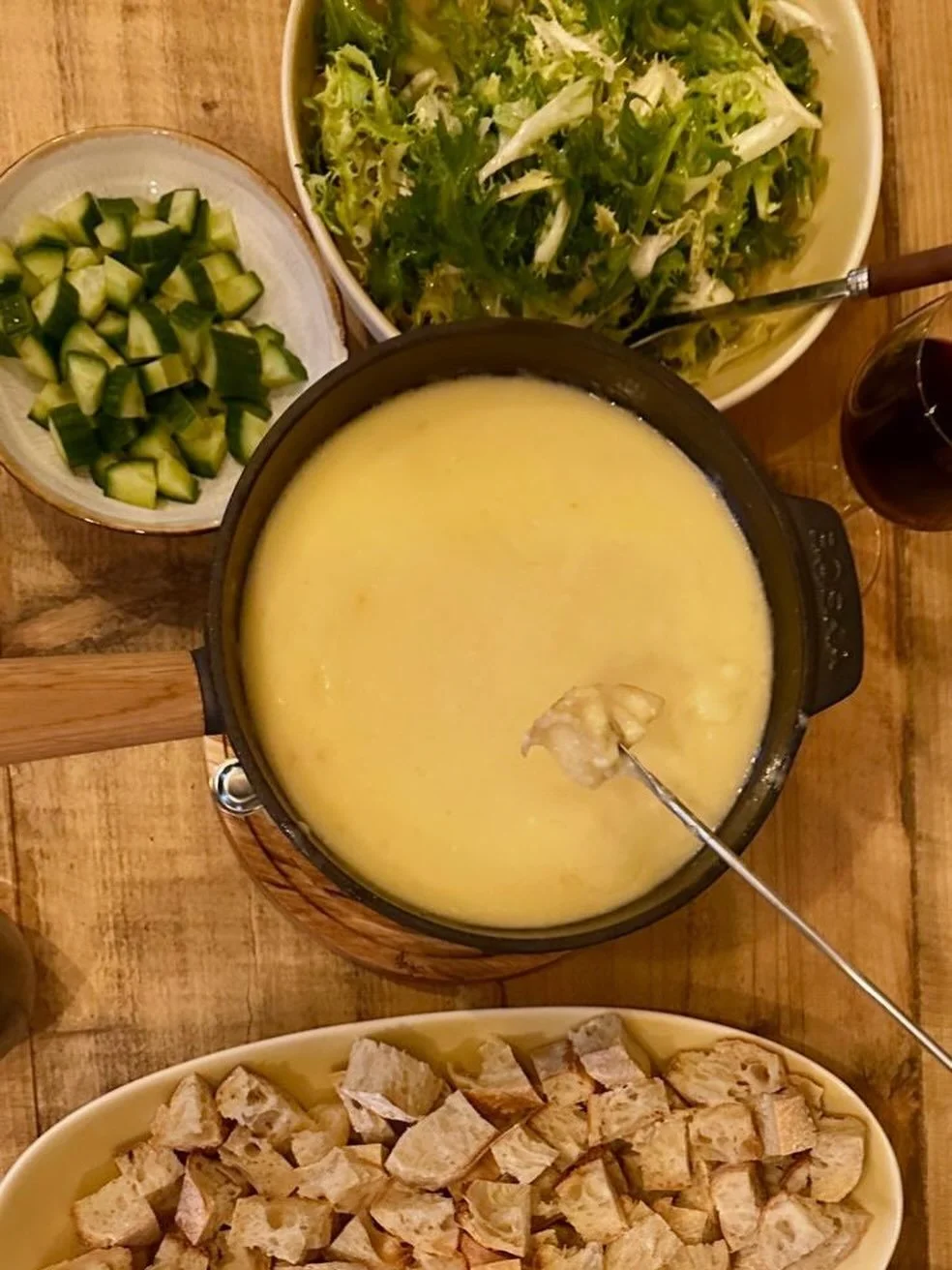 What to do in the wet winter in France&hellip;

Stay in and eat fondue 😋 

#frenchfood #skifood #cosynights #chateaulife #lovecheese