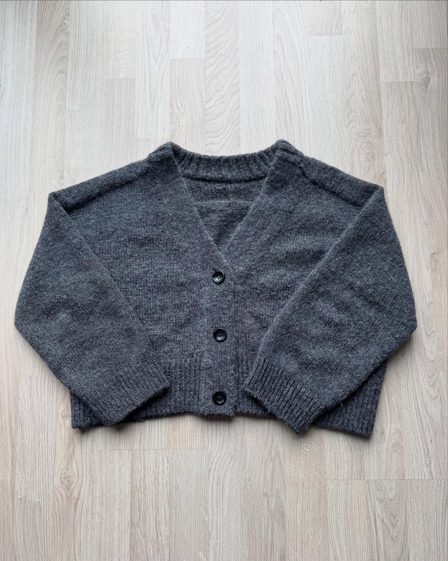 This last finished object of 2024 that I didn't get to post until now. The #paul_cardigan by @morecaknit. It took me almost two months to knit. I already wore it so much in the last three weeks, it's one of my favorite finished objects so far 🥰

Yar