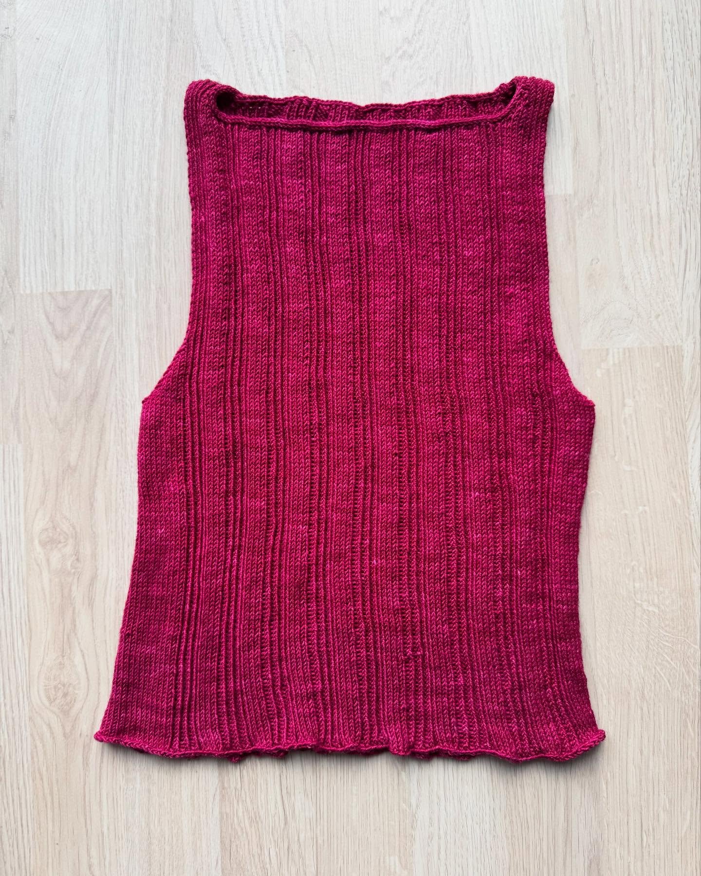 In January I focused on finishing my old WIPs from 2024. I finished the #mixedribcami and the #petaldropsock, both patterns are by @handmade_by_florence ✨

#testknit #knitting #knittinglove #mohair #knittinginspiration #knittingpattern #strickenmacht