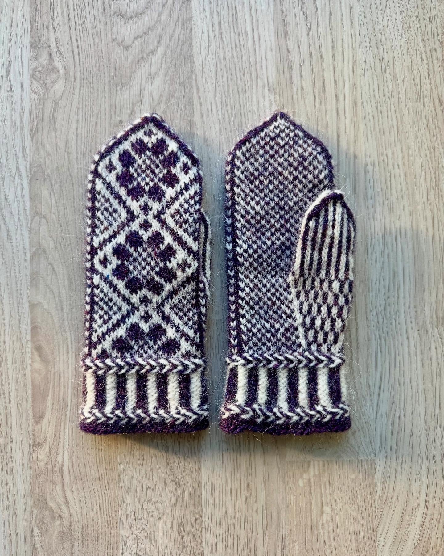 Finished another pair of mittens before winter ends ❄️
These are the #almamittens by @maja_akerstrom 🥰

Yarn: @istexlopi Lettlopi in the colors white and violet heather

#knitting #knittinglove #mohair #knittinginspiration #knittingpattern #stricken
