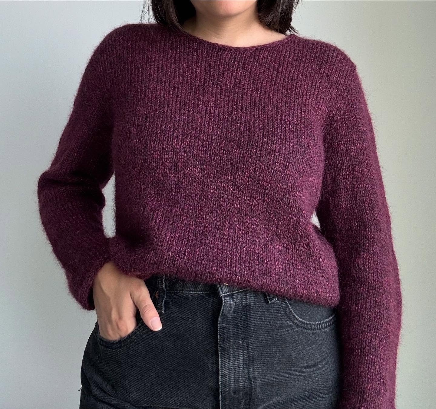 I finally finished the cognac sweater &amp; love the color and fit so much 🥰 It was nice to be part of the group chat for the #cognackal hosted by @nikitina_knits &amp; @goodknits_ 🙌🏼

Pattern by: @atelier_castin
Yarn: @jarbontextiles Harvest Hues