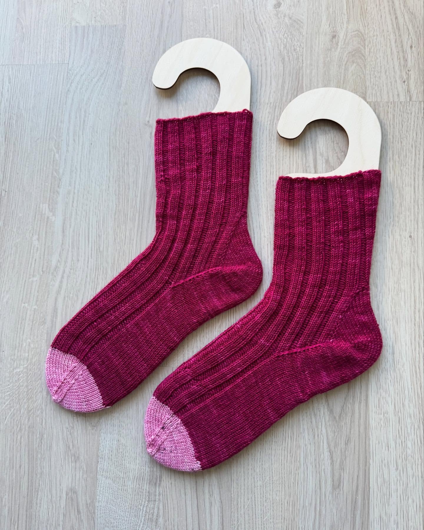 I finished this pair of socks end of february 🙌🏼
These are the #limasocken by @paulastrickt. Unfortunately I ran out of yarn and had to use a different color for the toes 😅

Yarn: @neighborhoodfiberco organic studio sock in the color charles villa