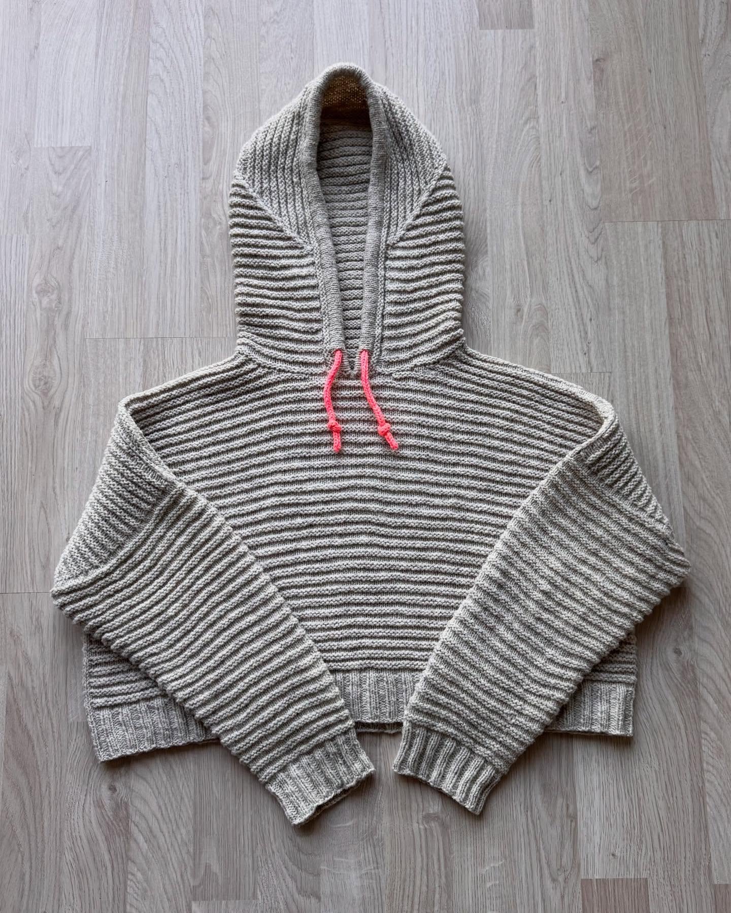 I finished the #travelerhoodie by @dreareneeknits and I love it 😍 The blocking really transformed this piece!  You can see the difference between the first and second picture 🙌🏼

Yarn: @dererumnatura ulysse in the color Poivre Blanc

#drkmarch2may