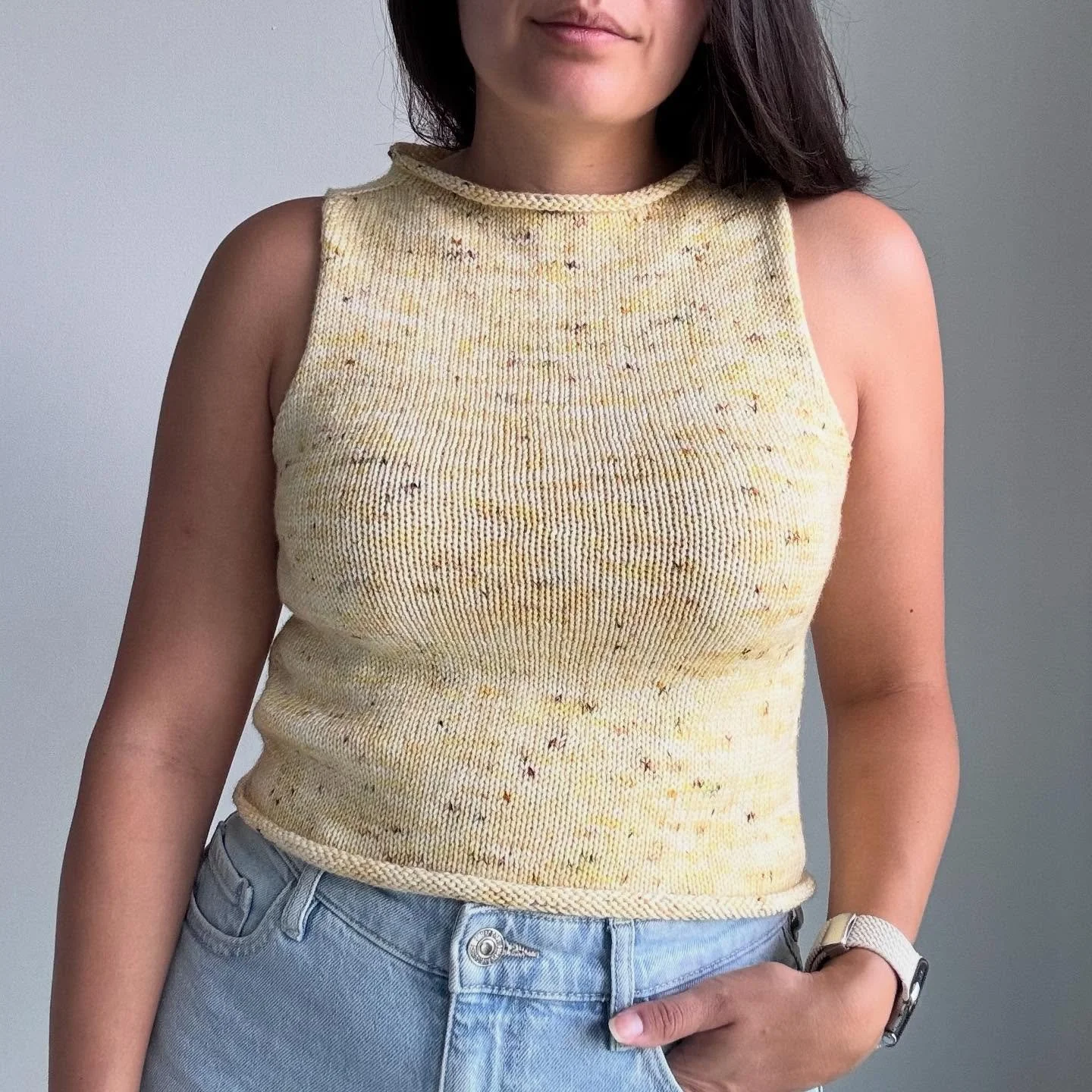 This was a quick knit, I finished it in less than 3 weeks 🙌🏼 It's the #ivytop by @petiteknit using the amazing yarn from @oliviaandoliverfibers - Classic DK, in the color Lemon Thyme Cupcake 🥰

#knitting #knittinglove #merinowool #knittinginspirat