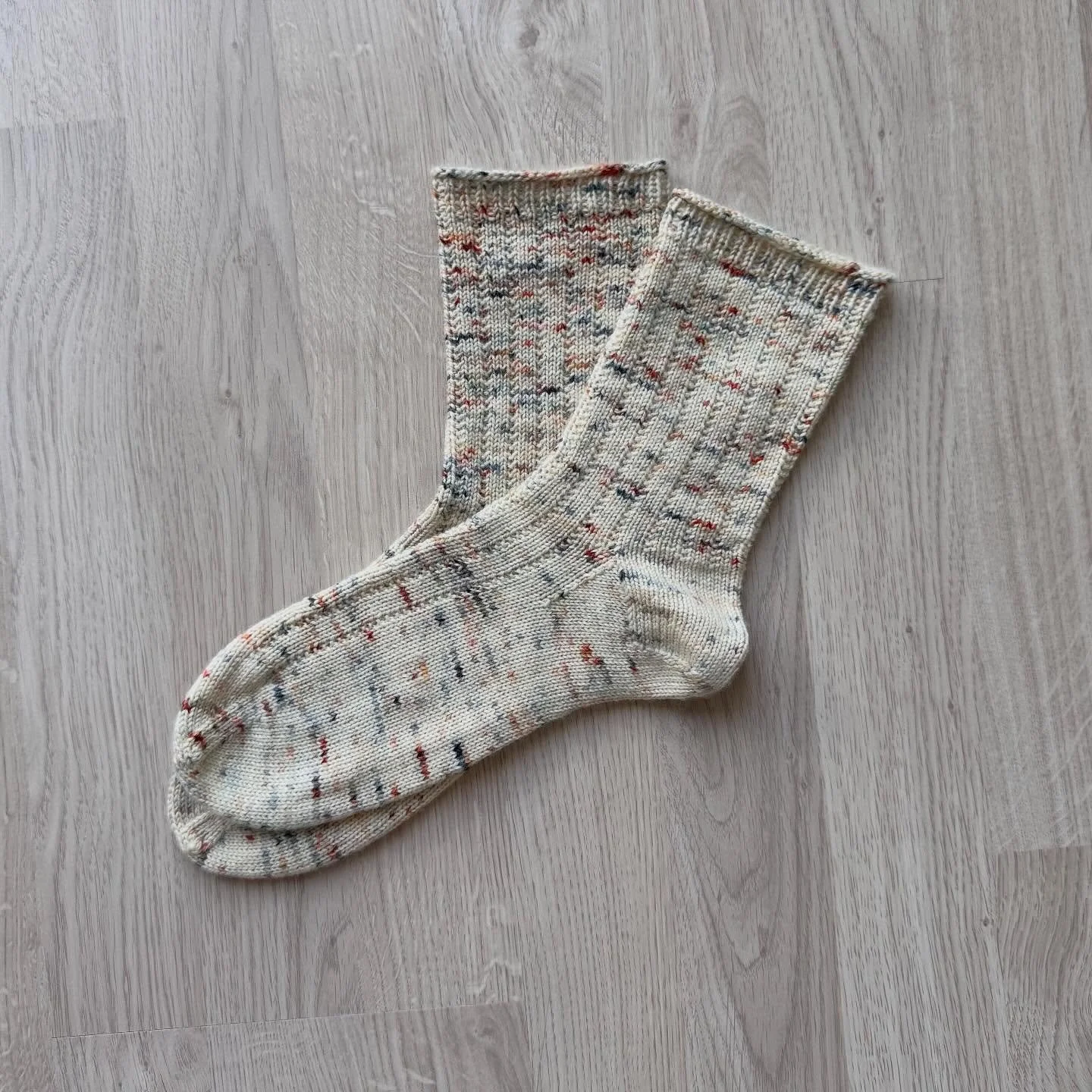 I made these cute socks a few months ago. It's a sock yarn with 10% cashmere and they are really soft! I love how the broken rib looks 🥰

Yarn: @qingfibre Supersoft Sock, Chiyozuru
Pattern: @lanagrossa 

#knitting #knittinglove #knittinginspiration 