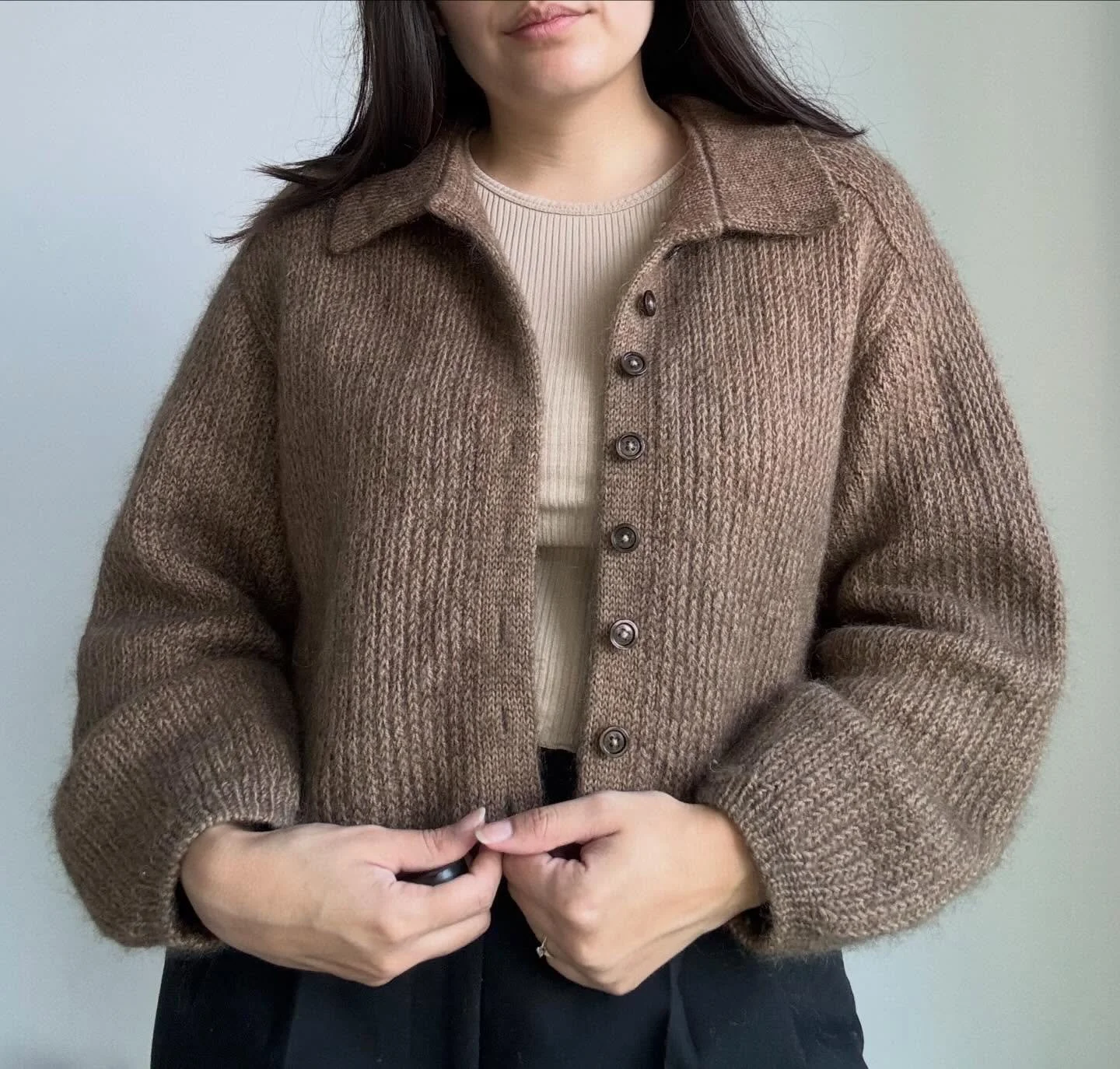 The chantal collar cardigan by @morecaknit 🙌🏼 I had so much fun knitting it, and absolutely love the end result 😍 This is also my first garment I dyed, since I didn't love the color in the end. Swipe to last picture to see what it looked like befo