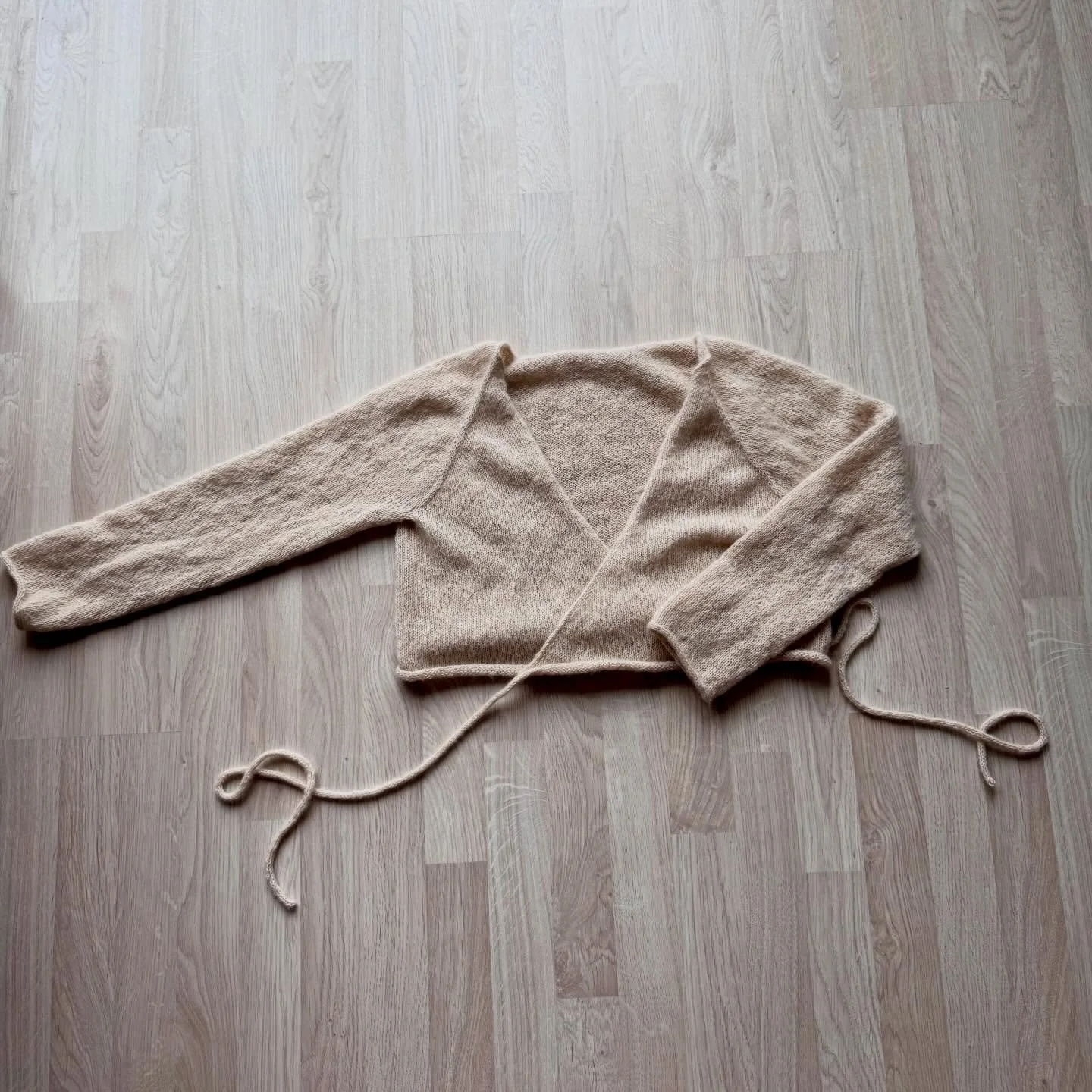 Last year I test knitted the Moonlight Cardigan by @oonique.official 🥰 
The yarn is so soft and it was so much fun to knit! 

Yarn: @cardiffcashmere Brushlight, 102 Silver

#ooniquemoonlightcardigan #knitting #testknit #cardiffcashmere