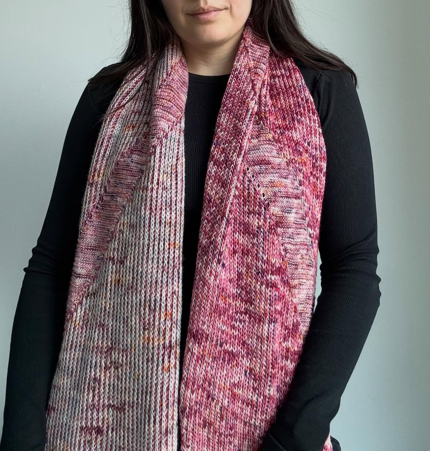 The Mackenzie scarf by @sari_n_ 🥰 This two-color brioche scarf took me two months to knit. It was a great way to learn the brioche stitch and also get comfortable with fixing mistakes!

Yarn: @oliviaandoliverfibers Merino Fingering, Venice Sunsets
@