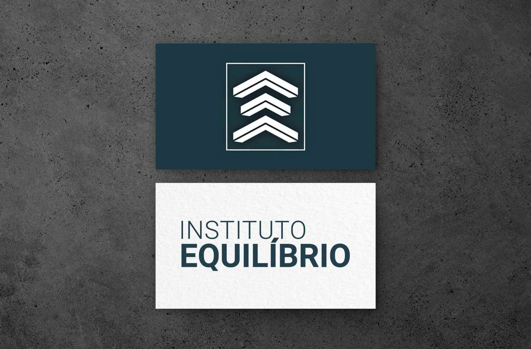 Logotype and logomark for Instituto Equilibrio on a dark background