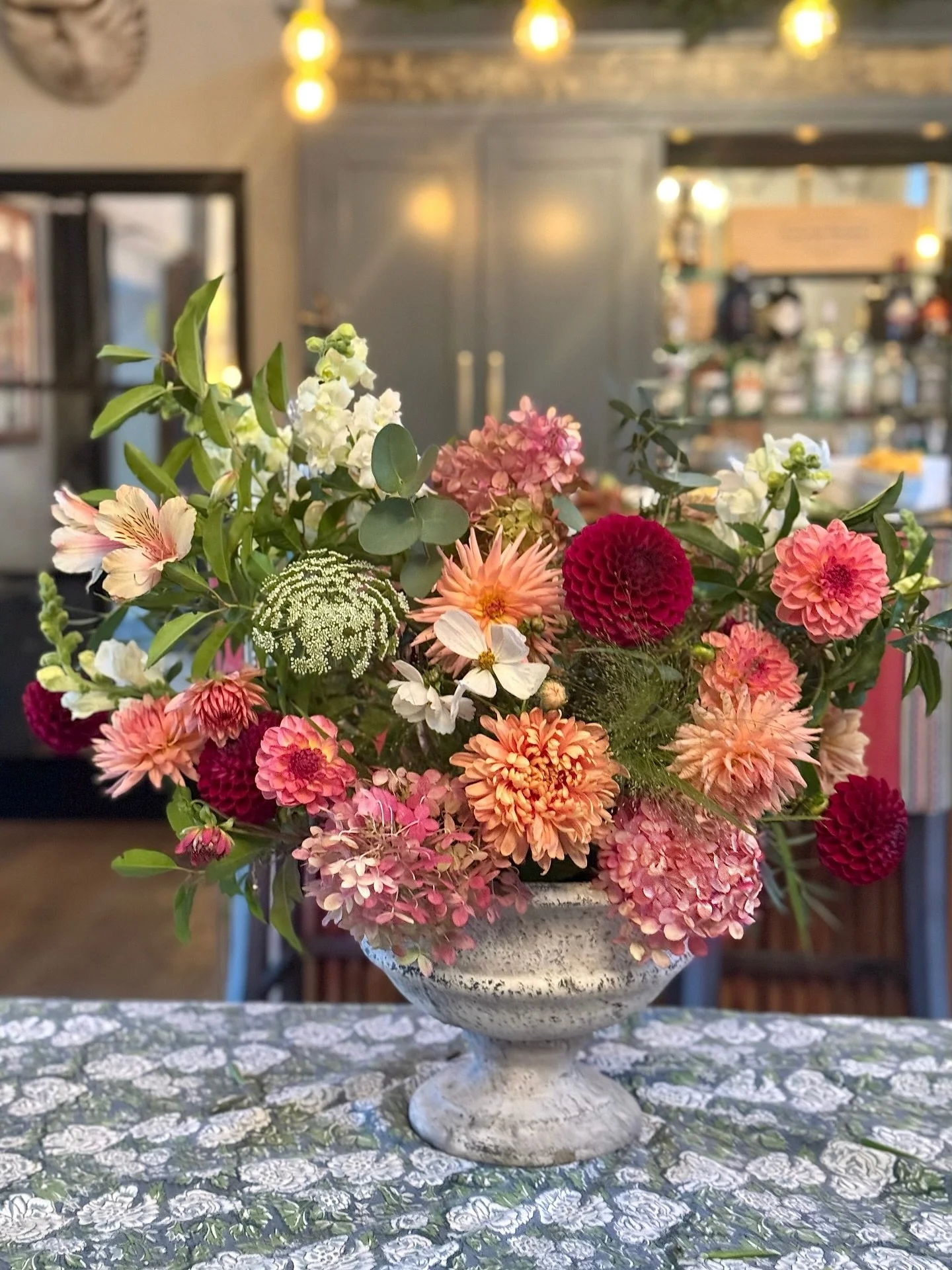 ✨🌸 A gorgeous Floristry Masterclass with fabulous people 🌸✨ An afternoon of learning how to create stunning centrepieces and delicate arrangements. 

We explored British-grown flowers, styling techniques, colour &amp; composition, conditioning for 