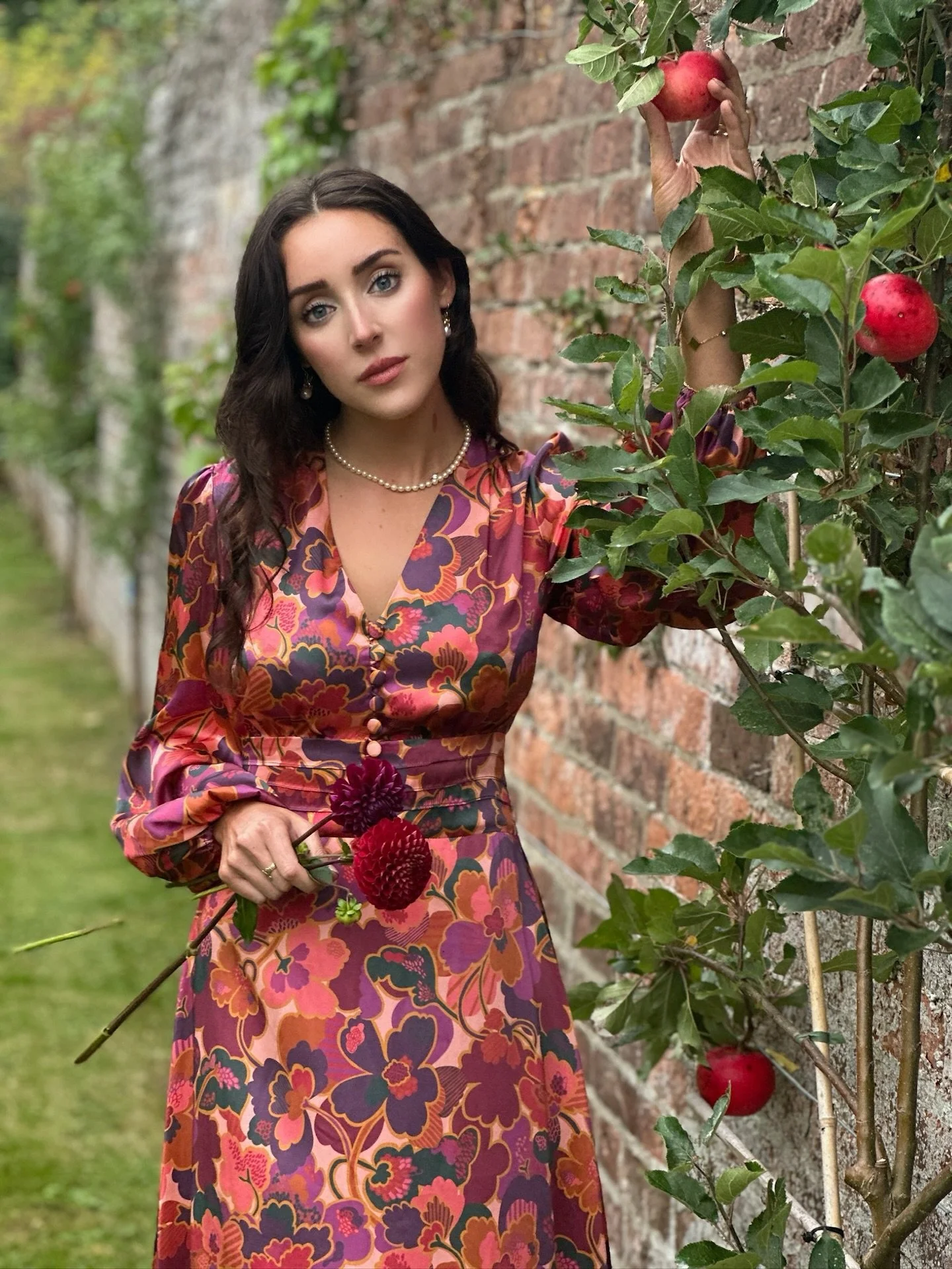 All the delicious jewelled colours for Ridley London &lsquo;25 Autumn Collection. 🍂

X @ridleylondon 
Shoot location: @woodhillparkestate 

This dress has all my favourite dahlia shades &mdash; burnt orange, deep plum, and rich wine purples. 

🌿 If