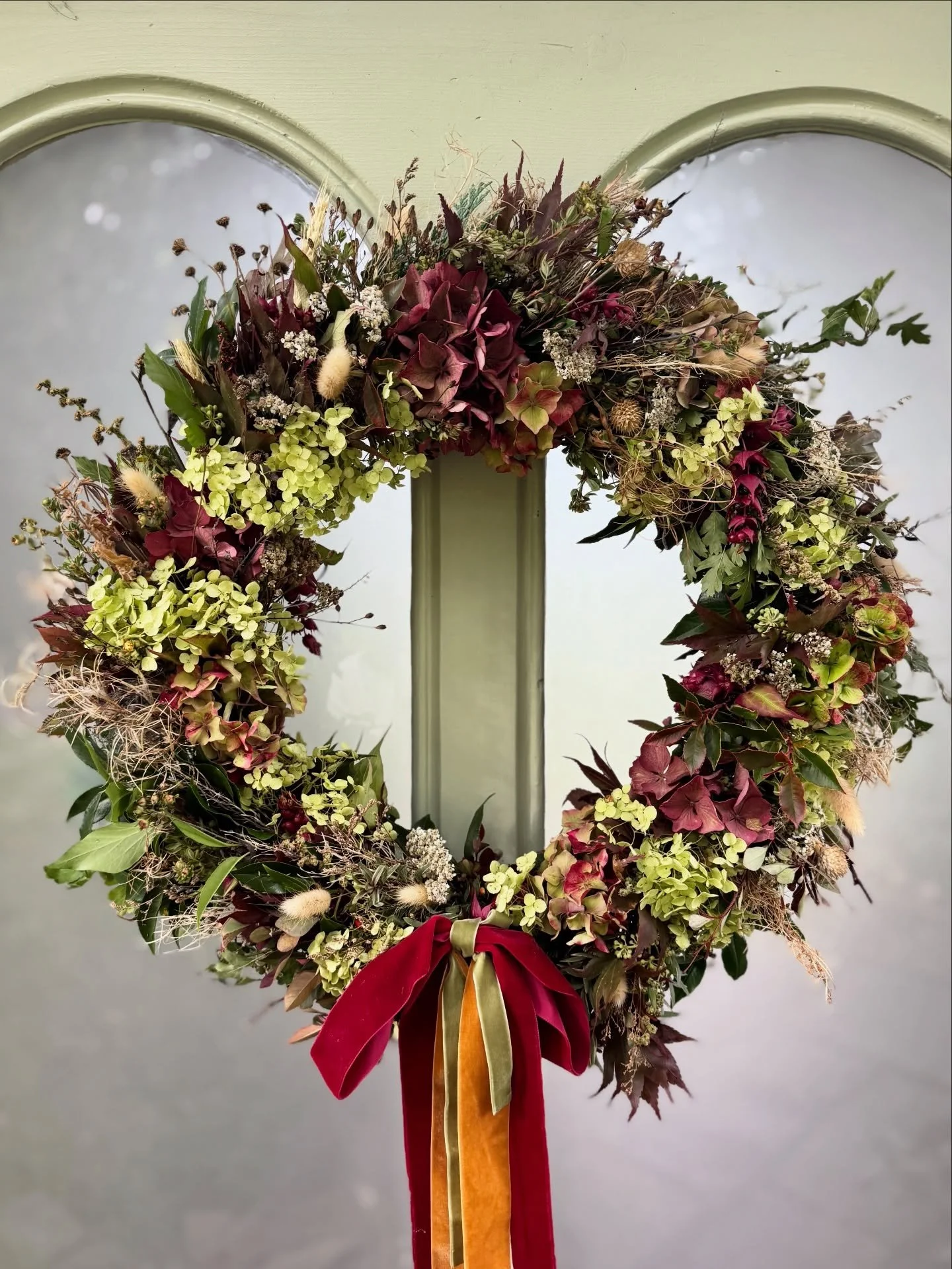 There&rsquo;s something magical about a wreath on your front door 💛 A little gift to yourself that greets you every time you come home &mdash; a daily reminder of beauty, calm, and the season&rsquo;s charm. 

#seasonaldesign #wreath #wreathmaking #w
