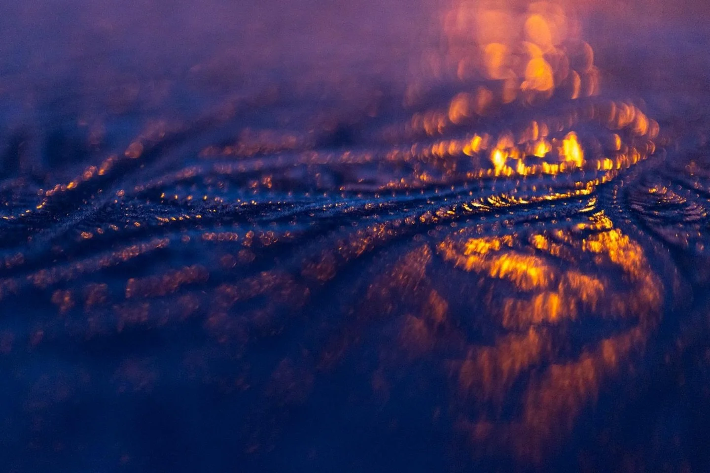 Ein erstes Bild von der Tour mit @nicosonnabend 😊

Noch vor Sonnenaufgang haben wir Eisblumen auf dem Autodach fotografiert. Das warme Licht stammt von einer Stra&szlig;enlaterne. 

#bokeh #fotografie #natur #winter #eis #schnee