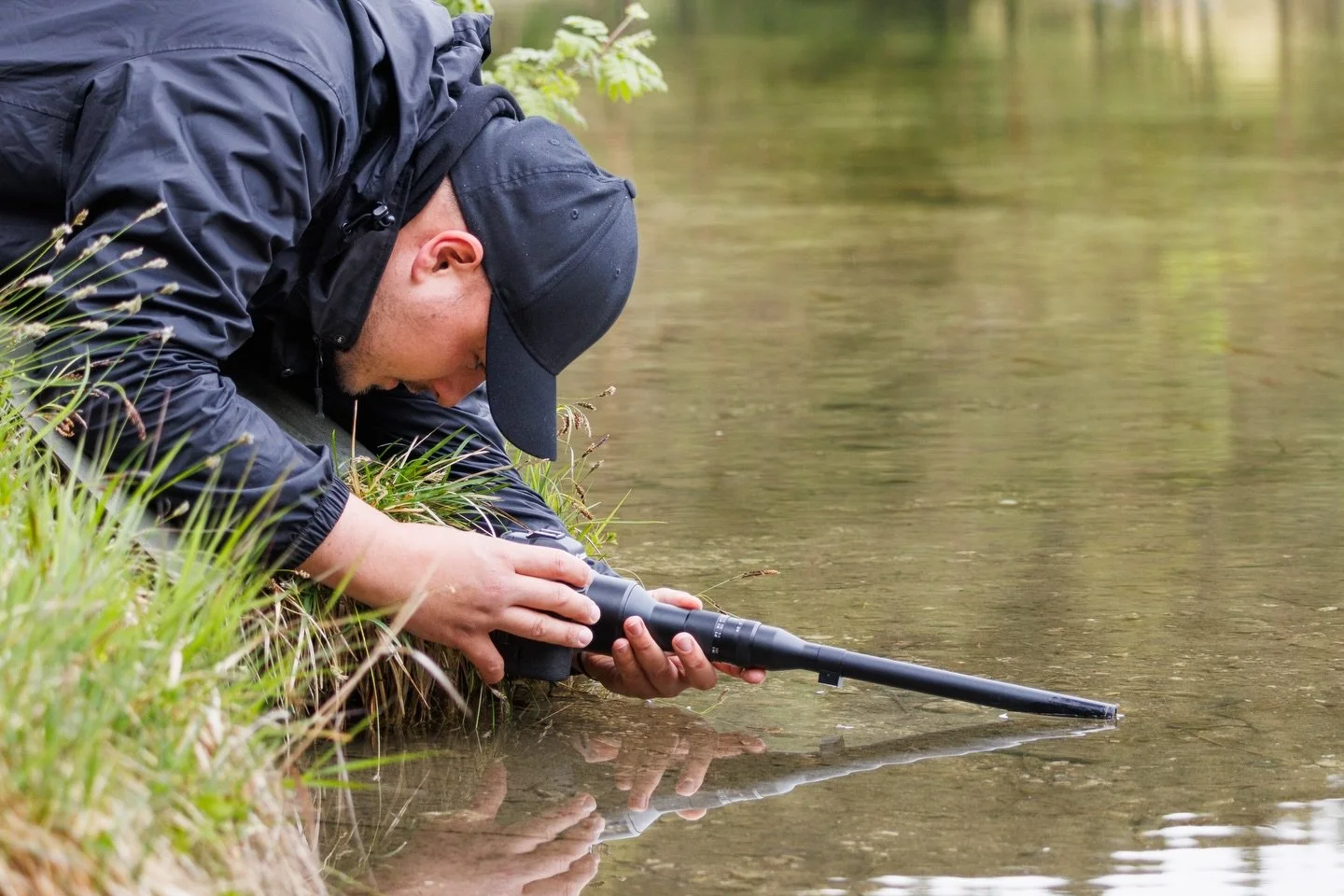Fische waren in den letzten Jahren ein Lieblingsmotiv von mit. Verschiedene Objektive und Geh&auml;use kamen zum Einsatz, doch am gem&uuml;tlichsten ist es mit dem Laowa, dessen vorderer Teil wasserdicht ist. 😊

#wildlifephotography #berge #alpen #f