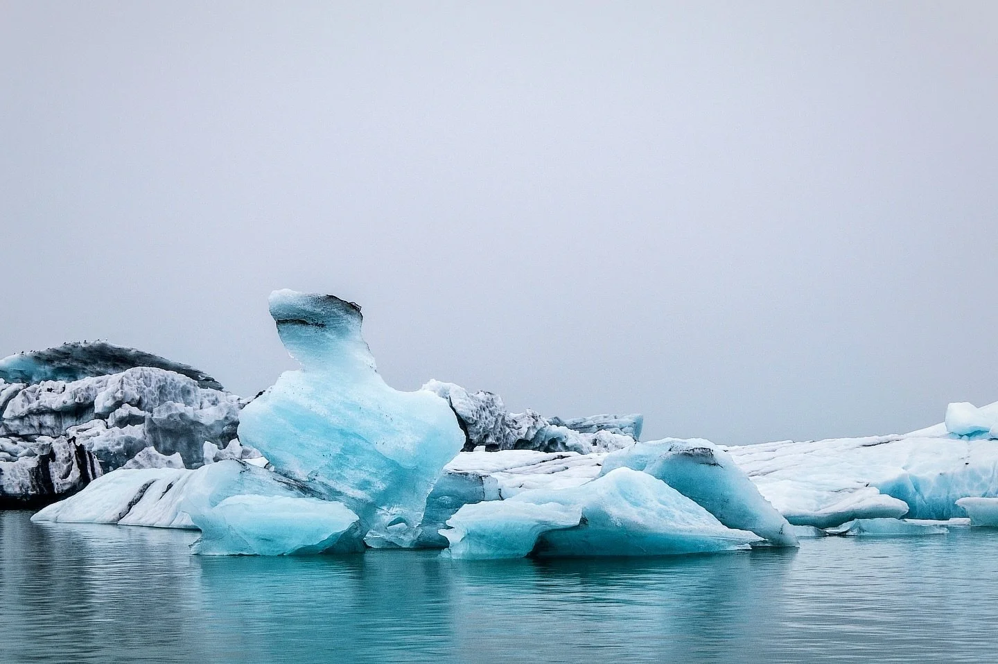 At J&ouml;kuls&aacute;rl&oacute;n, Brei&eth;amerkurj&ouml;kull calves directly into the lagoon. Icebergs move toward the Atlantic through the J&ouml;kuls&aacute; outlet channel before washing up on the black sand beaches below.

The lagoon formed in 