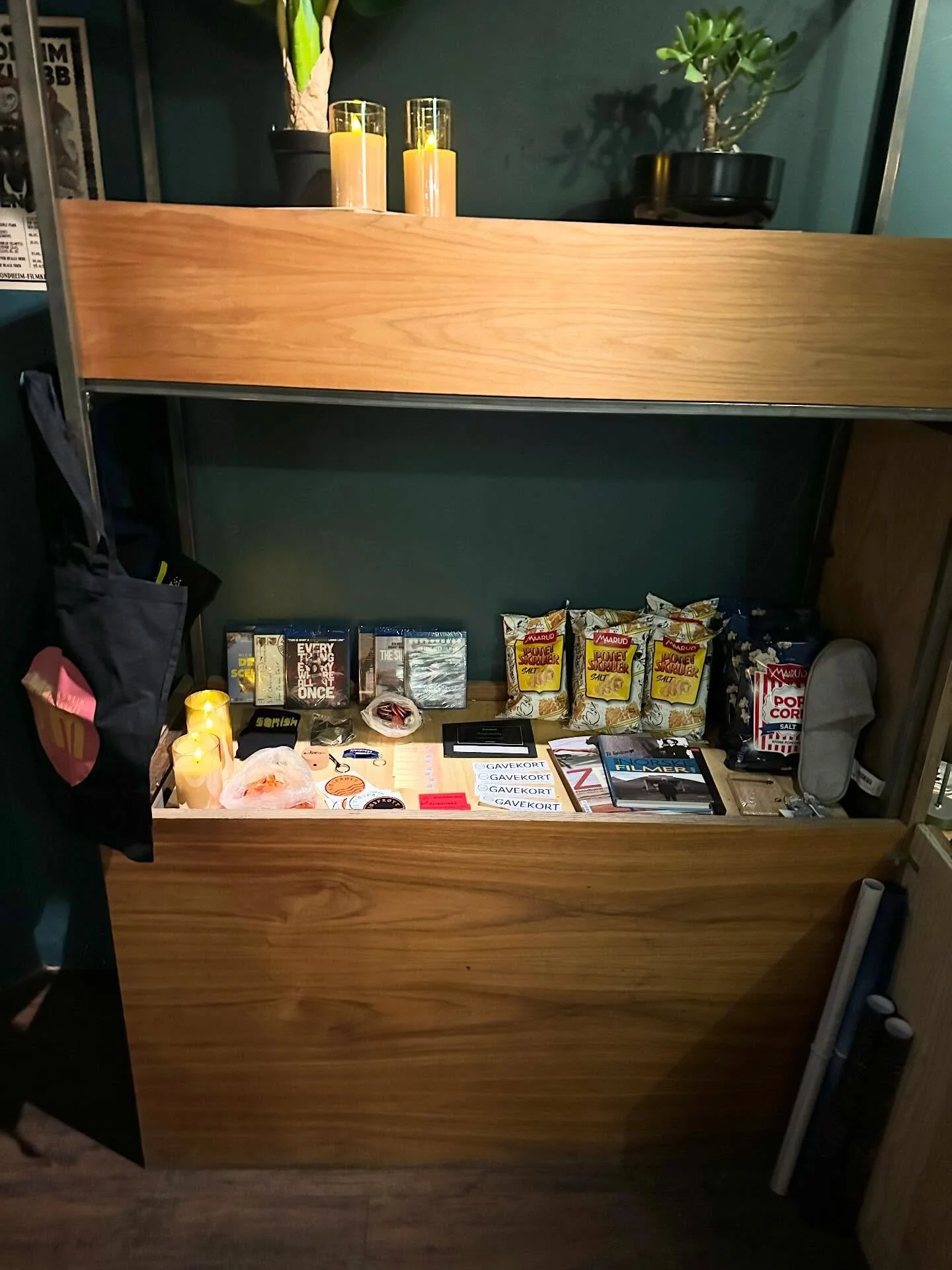 QUIZ- Dagens premiebord! 
F&oslash;rste quiz p&aring; @austpopup, og premiebordet bugner som vanlig! 
🎬 Gavekort fra Ragnar&aring;kk 
🎬 Gavekort fra Tr&oslash;nderburger
🎬Merch fra Sj&oslash;spr&oslash;yt
🎬 Fribilletter fra Trondheim Kino
🎬 B&os