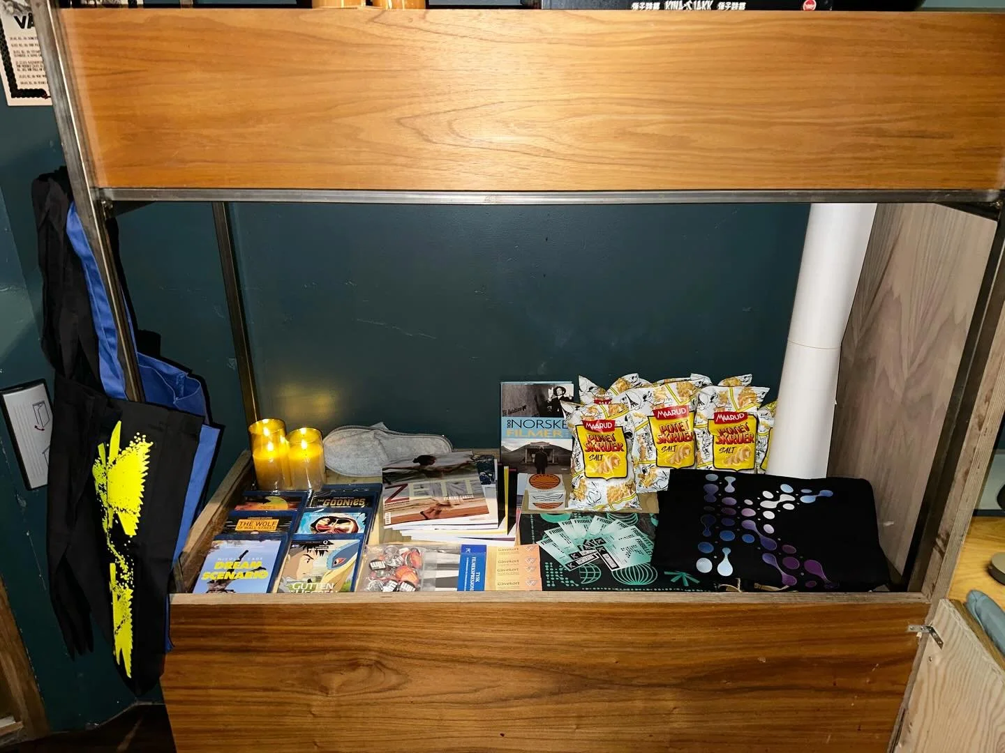 QUIZ! 
Denne gangen samarbeider vi med Kosmorama, s&aring; n&aring; er det ekstra festivalgodsaker &aring; vinne😏 Det dukker ogs&aring; opp en Kosmorama-relatert runde p&aring; dagens quiz.
Dagens premiebord best&aring;r av: 
🍿 Merch, fribilletter 