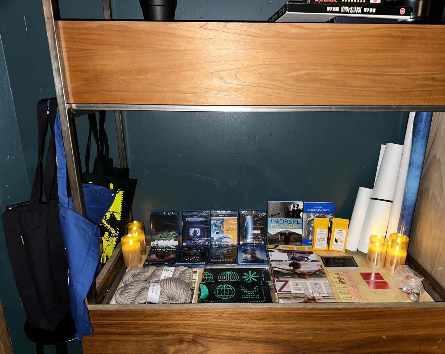 ❤️&zwj;🔥Quiz quiz quiz quiz❤️&zwj;🔥
Vi er nok en gang p&aring; Aust for m&aring;nedens filmquiz! 
Smekkfult lokale, og smekkfult premiebord, kan ikke bli bedre😍
Her er dagens premiebord:
🍿 P&aring;skete fra @teogkaffehuset 
🍿 Gavekort fra @ragna