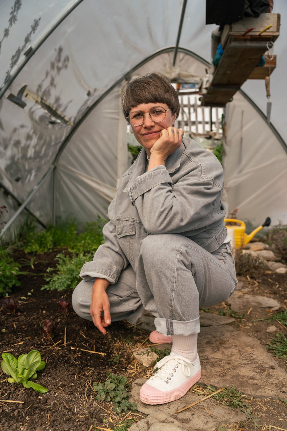 Rebecca Clopath Portrait im Kräutergarten