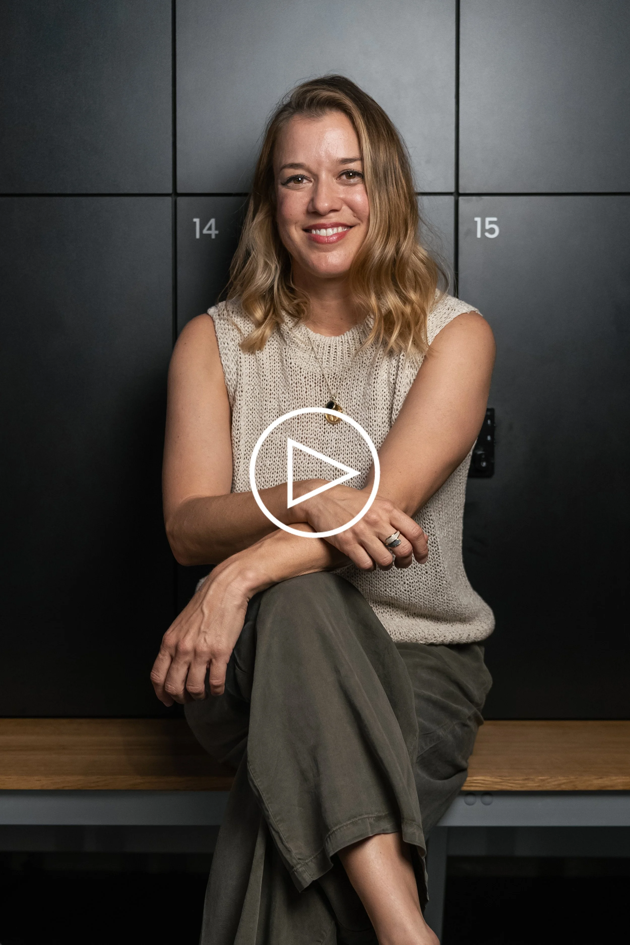 Portrait Eva Nidecker in der Garderobe im Openride Zürich