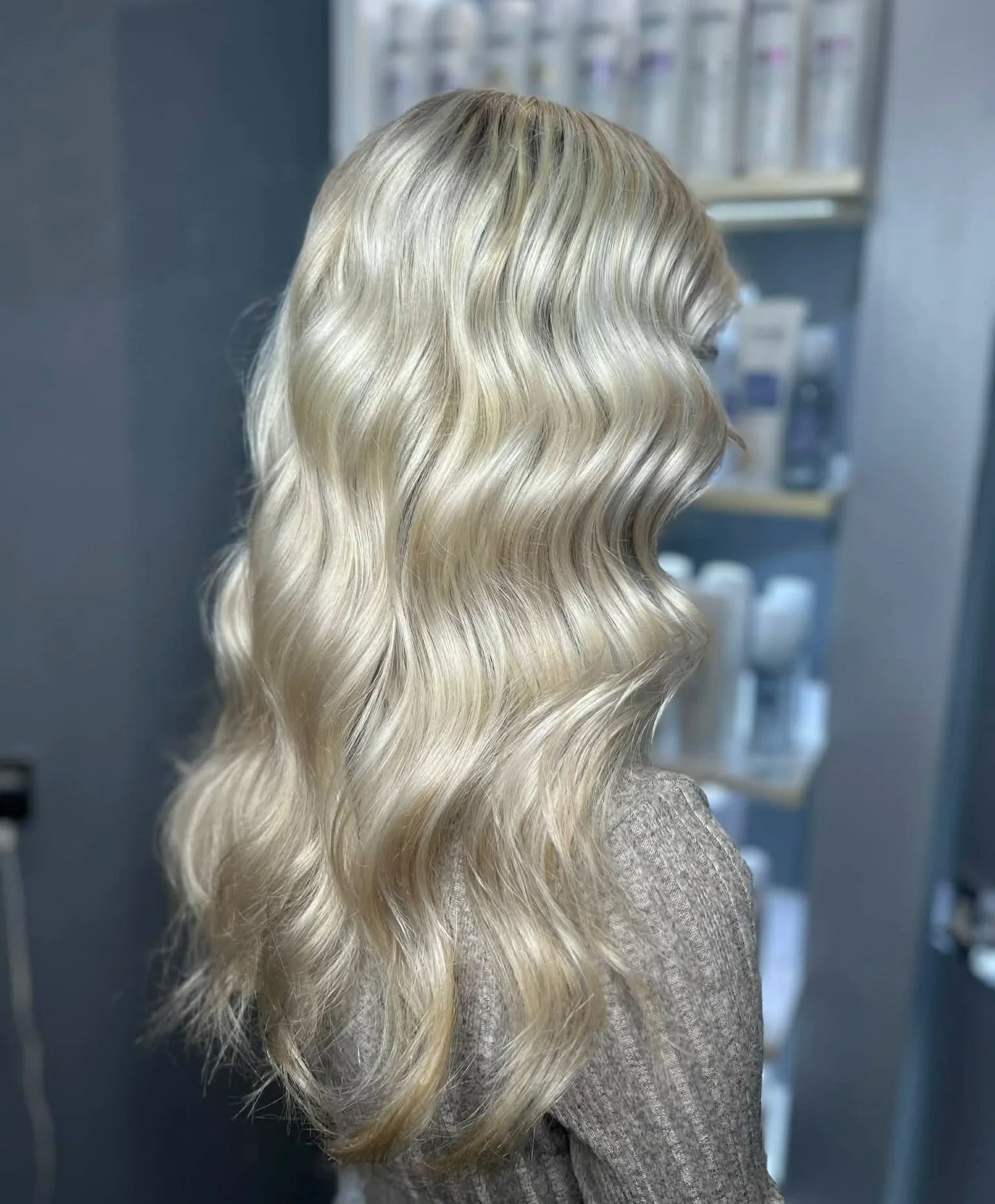 ✨ Bright Blonde Refresh ✨

Leah completed a full head of foils to lift and brighten the hair while keeping the blend soft and seamless through the regrowth. Once lifted, a customised toner was applied to refine the blonde and neutralise any unwanted 