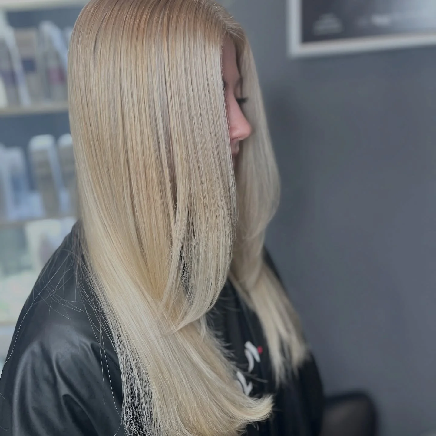 FROM DULL TO DAZZLING: THE ULTIMATE BLONDE REVIVAL ✨

We all know that feeling when your blonde starts to lose its spark and those roots start to settle in a little too comfortably. Swipe to see how Ellie turned back the clock and dialed up the brigh