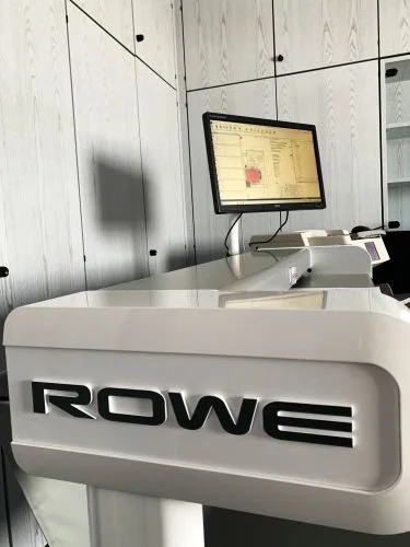Ein moderner Bauaktenscanner mit der Aufschrift 'ROWE' und einem angeschlossenen Monitor