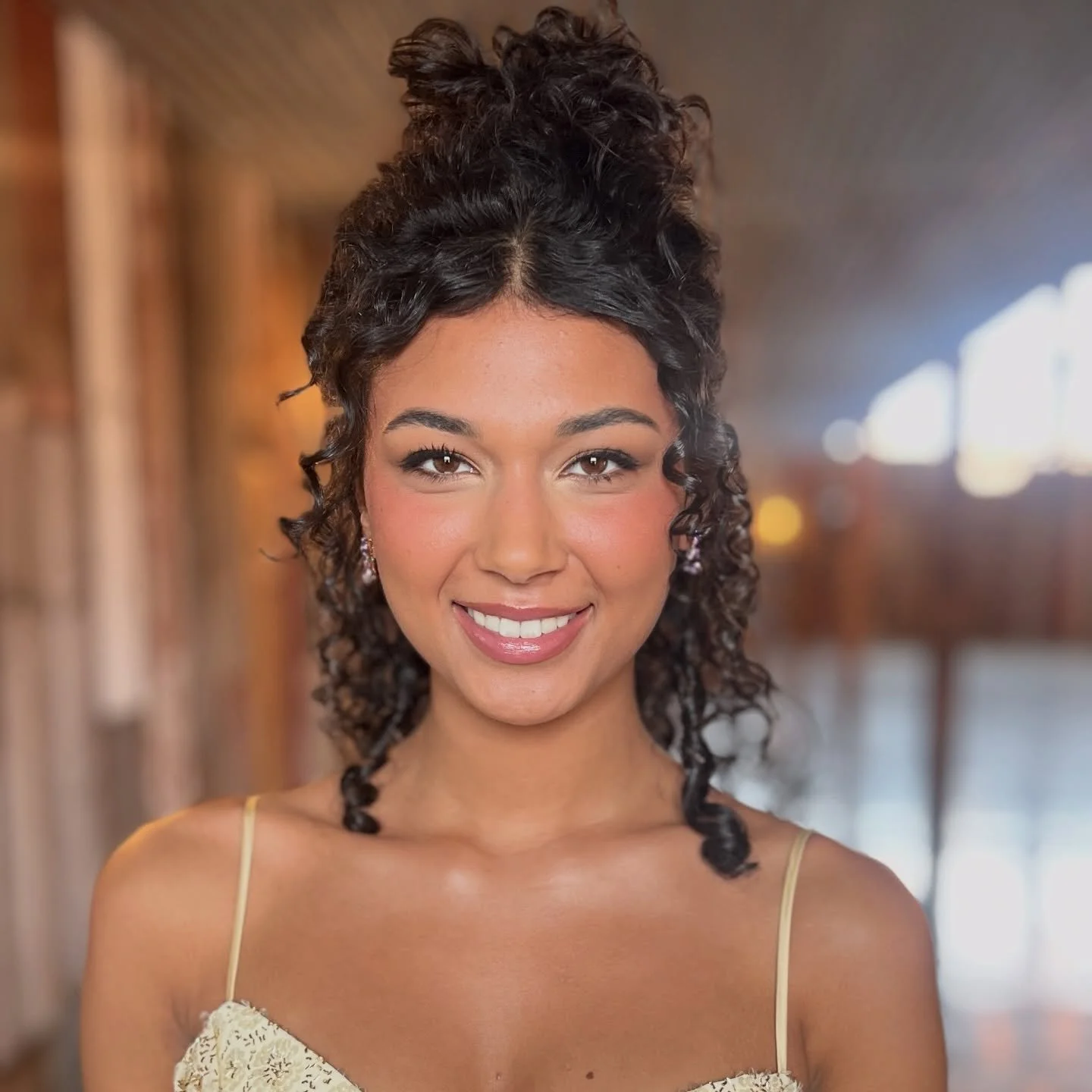 Lovely model Makaylah ✨

Artist: Kelsi 
Hair: @hair.by.monicaclaire 

#iowamakeupartist #desmoinesmakeupartist #iowabride #weddingmakeup #ivoryandstoneartistry