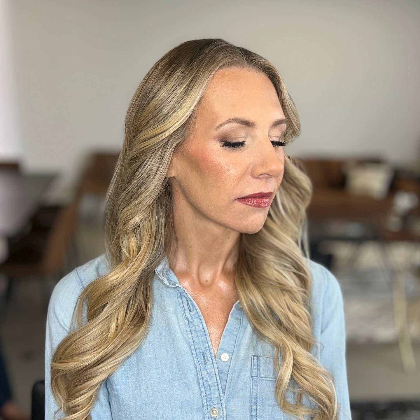 Loved getting to know @heatherfoxofficial during her glam session for her branding shoot! She is an energy healer &amp; the sweetest soul! ✨

Artist: Kelsi 

#iowamakeupartist #desmoinesmakeupartist #ivoryandstoneartistry #softglam #makeupartist