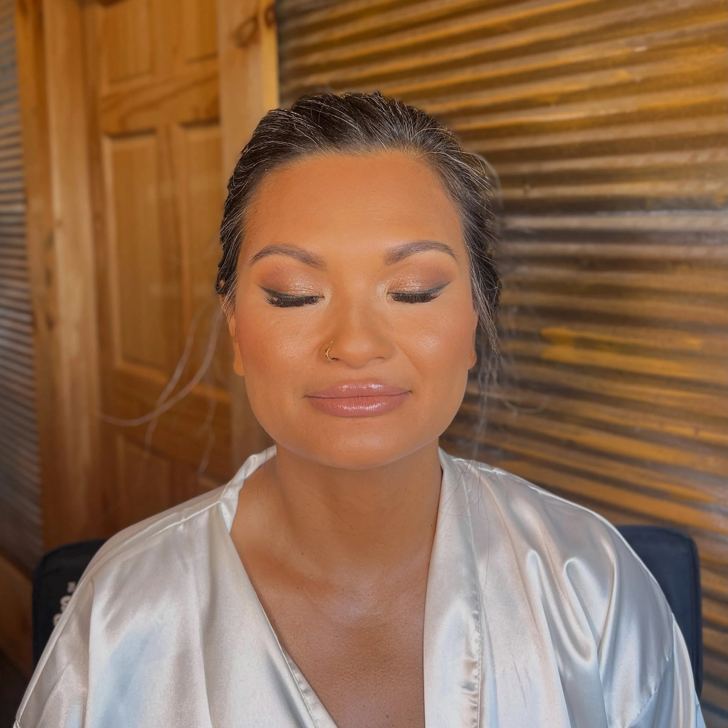 🤍 Kaylor 🤍

I will always love a soft glitter smokey eye and Kaylor rocked this bridal glam! 

25-April-2026
Artist: Kelsi 
Venue: @schaferbarnonthehillvenue 
Foundation: @temptu 
Eyeshadow: @natashadenonabeauty 
Glitter: @urbandecaycosmetics 
Sett