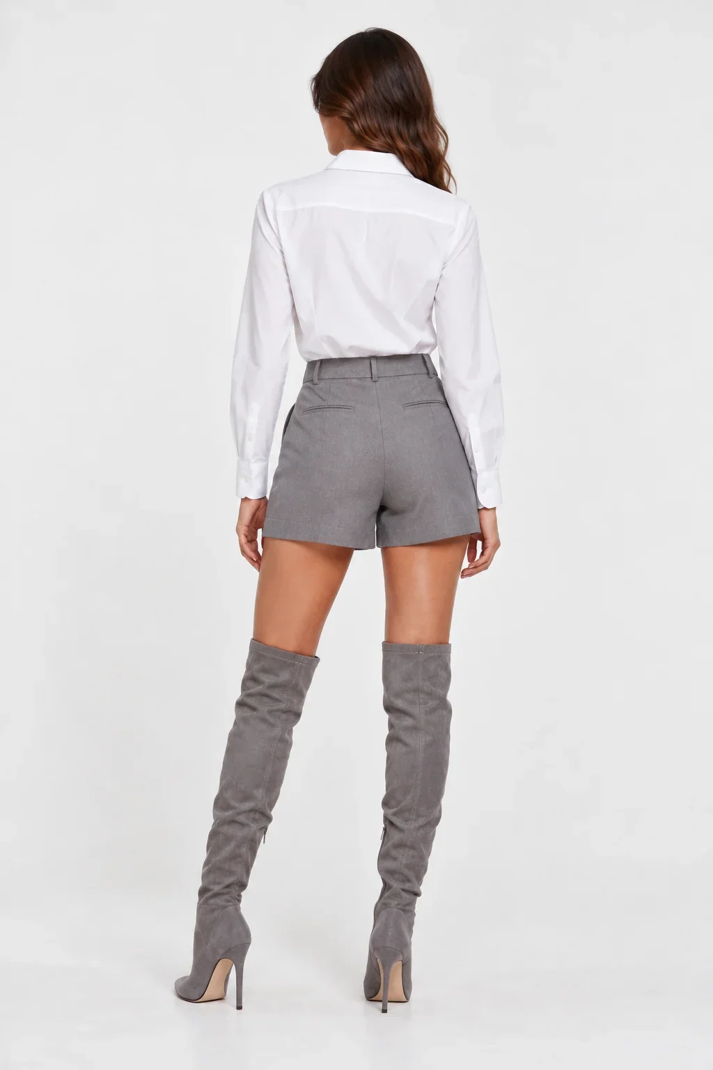 Look_total_grigio_in_studio.webp