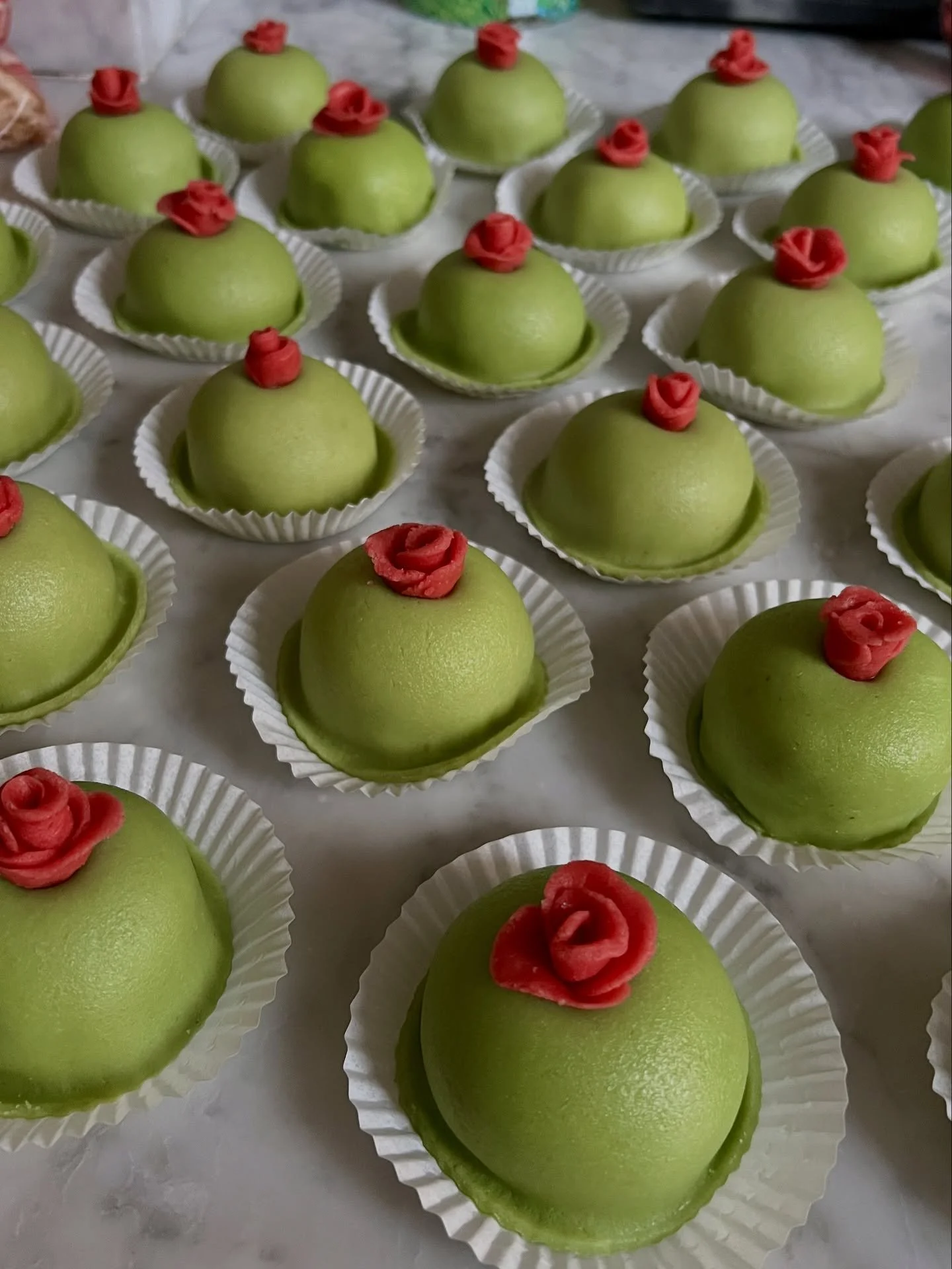 Mini-prinsesst&aring;rtor! 🍰 de h&auml;r sm&aring; sessorna tog ett tag att pilla med men det fick det va v&auml;rt till dop f&ouml;r min systerdotter 💕