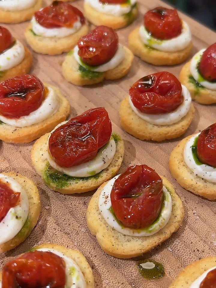 Sm&aring;tt och gott fr&aring;n min dag ✨

1, 2. Crostini med vispad ricotta 
3. Goug&egrave;res med tryffelfyllning 
4-6. Pasta con cavolo nero 
7. Apple pie smoothie 
8. Moi 💁&zwj;♀️