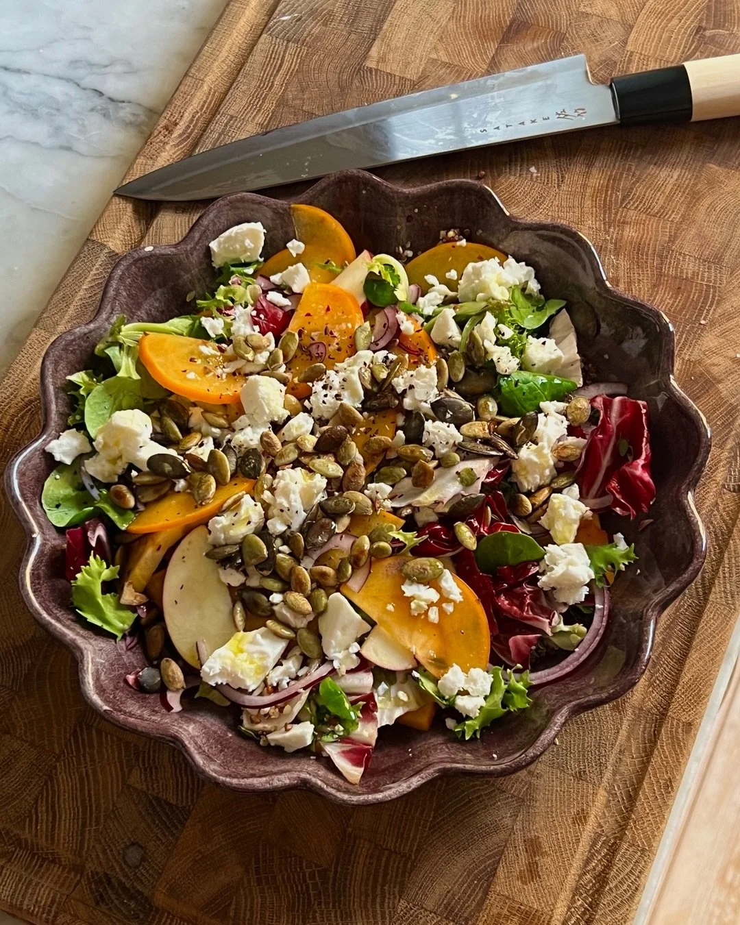 Det &auml;r tyv&auml;rr s&aring; illa att jag har frukt i alla mina sallader p&aring; vintern 🫣 quinoa &bull; vintersallad &bull; r&ouml;dl&ouml;k &bull; kaki &bull; &auml;pple &bull; pumpak&auml;rnor