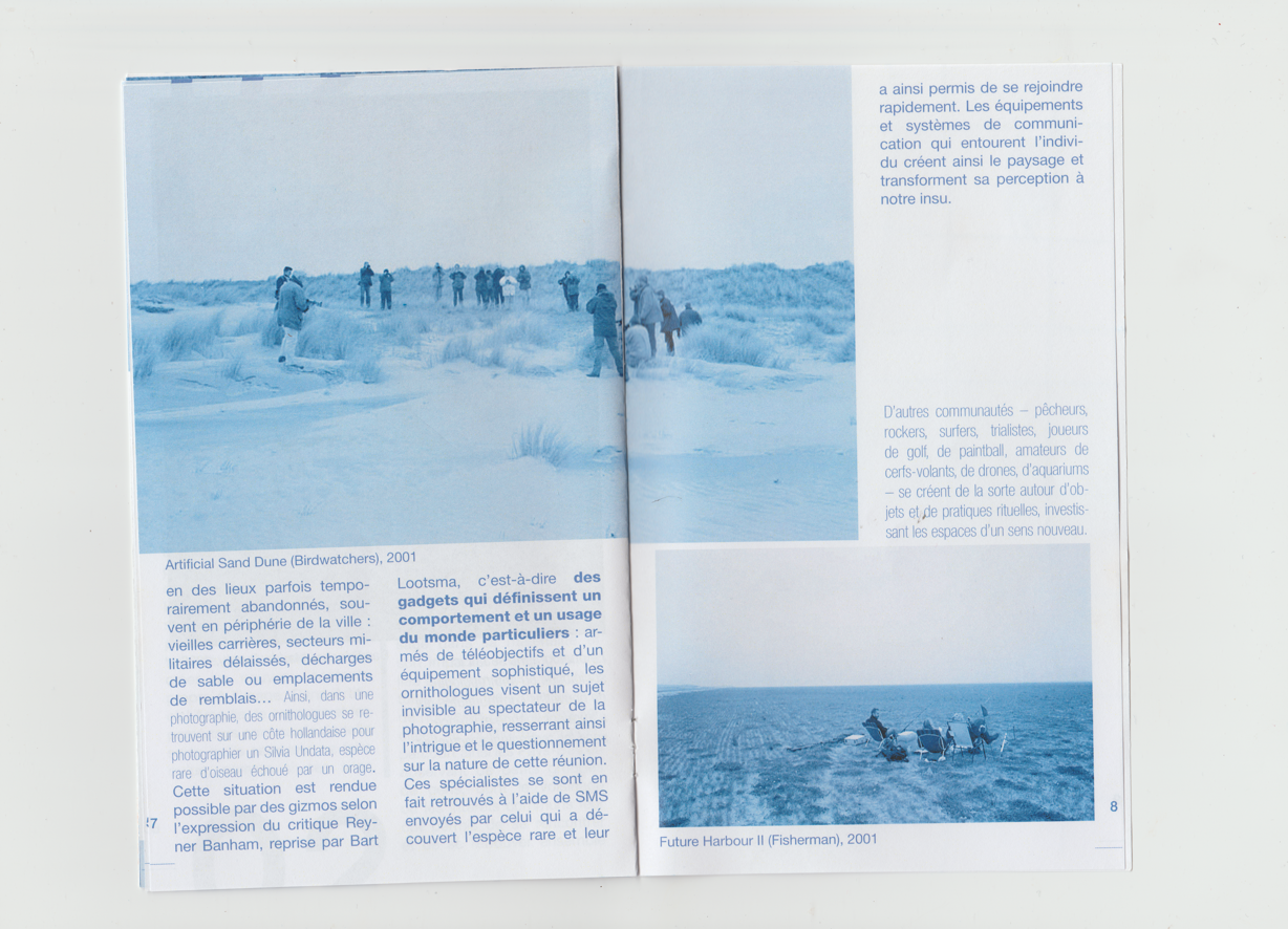 Deux photographies en ton bleu montrant des regroupements de personnes sur des terrains ouverts, l'une à Birdwatchers en 2001 montrant une plage ou un habitat sableux avec des personnes observant la nature, et l'autre à Fisherman en 2001 montrant un 