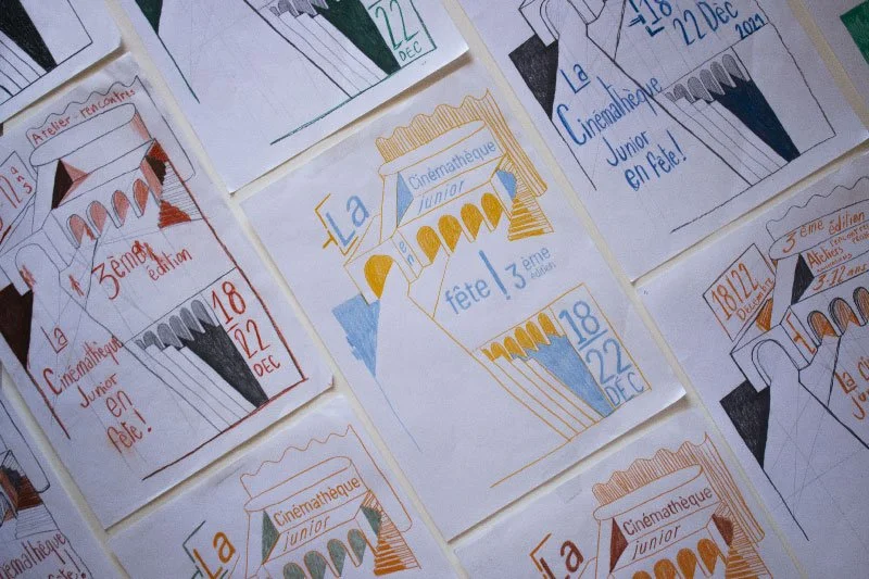 Collection d'affiches colorées pour un festival de cinéma junior, avec des illustrations de théâtres et des dates d'événement.