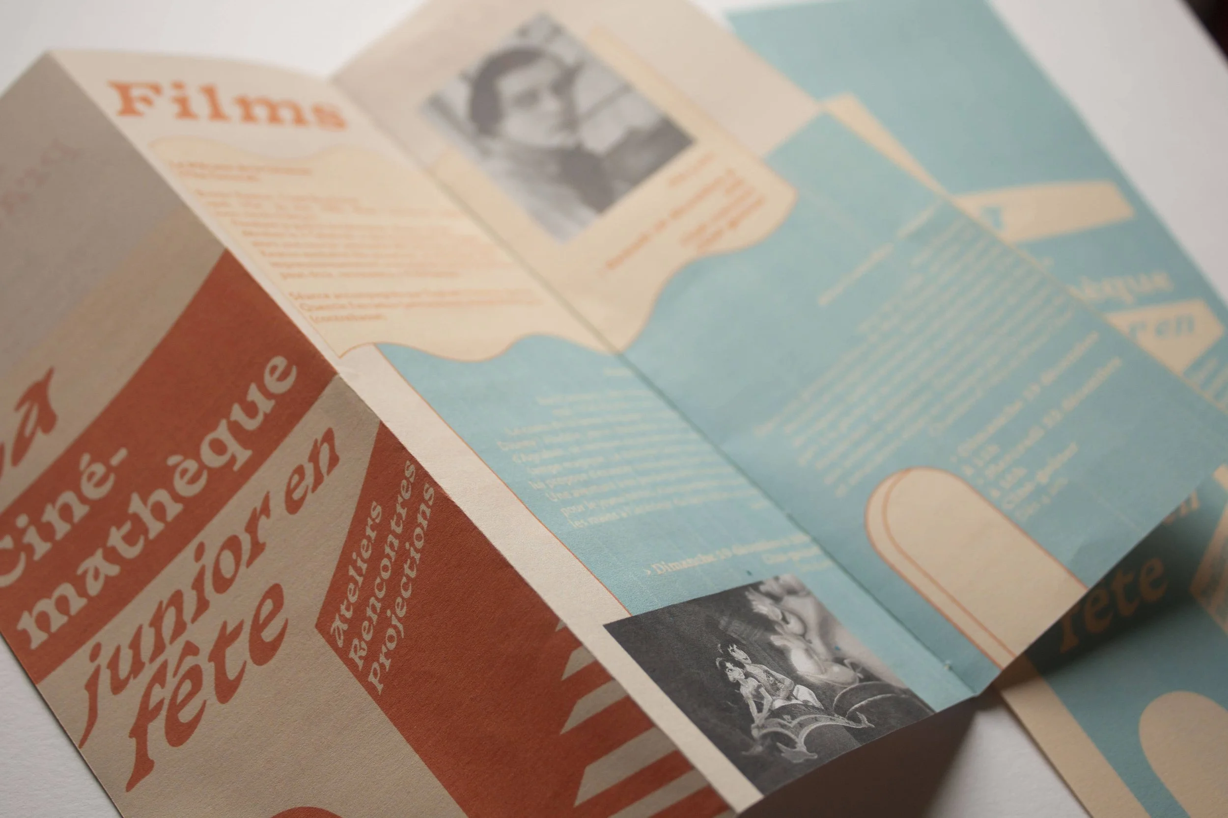 Flyer coloré en français pour un événement ou une activité culturelle avec des images et un texte explicatif.