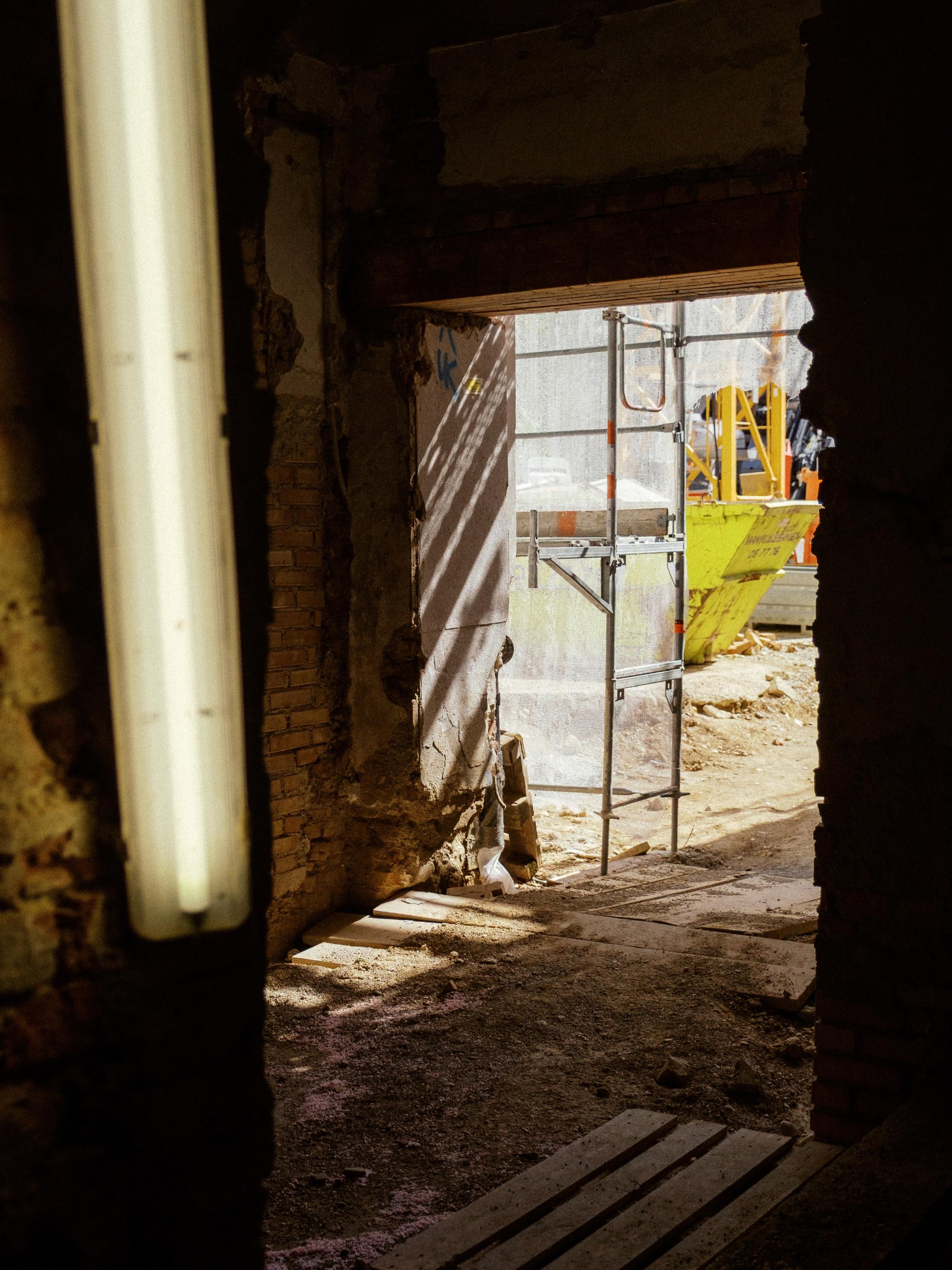 Sophienspital work in progress.

Baustelle als Zwischenzustand &ndash; bevor alles fertig und selbstverst&auml;ndlich aussieht.

F&uuml;r WBV-GPA

Wien.

#wien #sophienspital #baustelle #architecturephotography #documentaryphotography