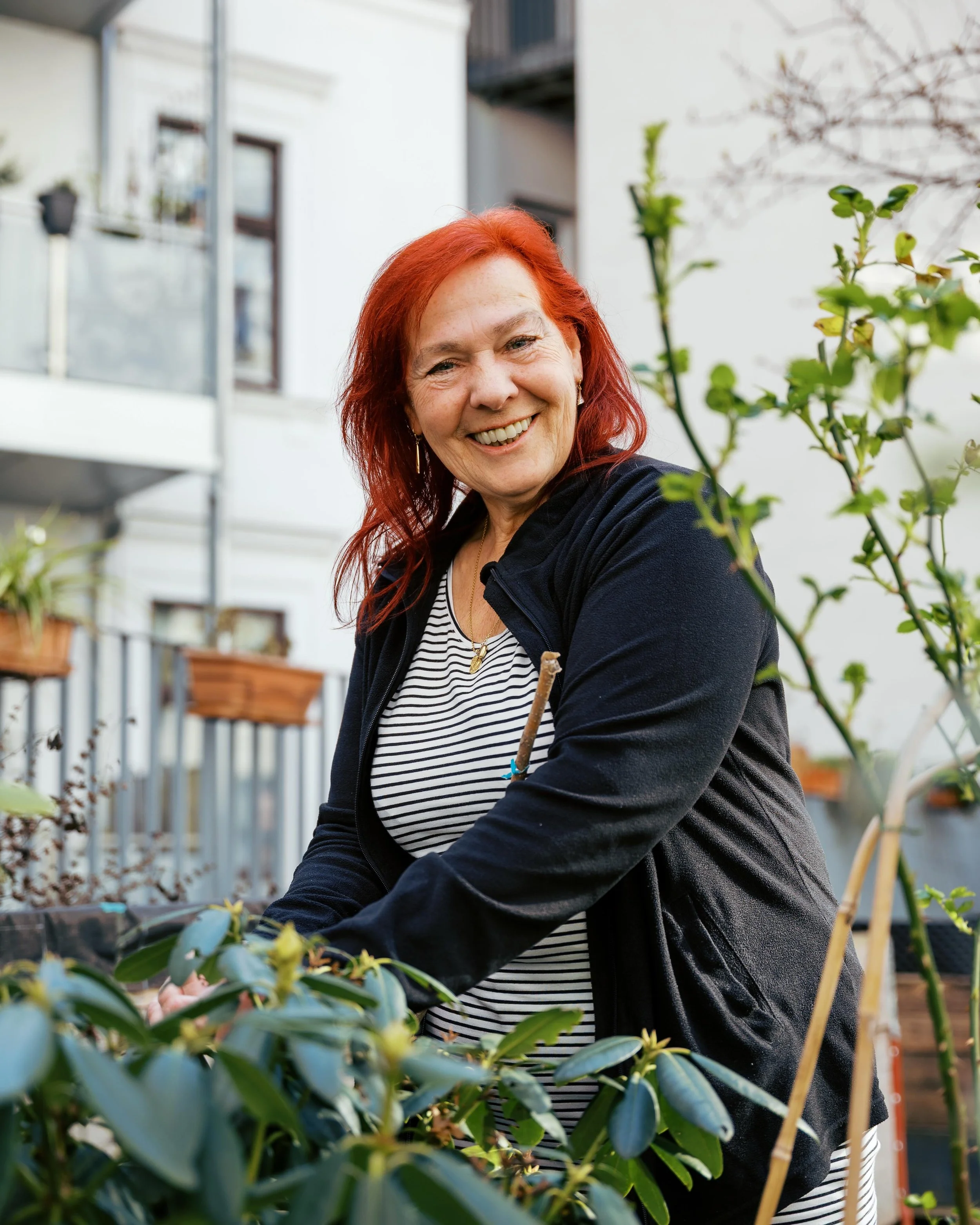 Susanna Schimanko-Reiter kennt jeden im Haus.

Hausbesorgerin bei @wienerwohnen in der Windm&uuml;hlgasse und weit dar&uuml;ber hinaus bekannt. Fotografiert f&uuml;r @gbsternwien und @die_bezirksvorsteherin @bezirksvorstehung_mariahilf 

Wien.

#wien