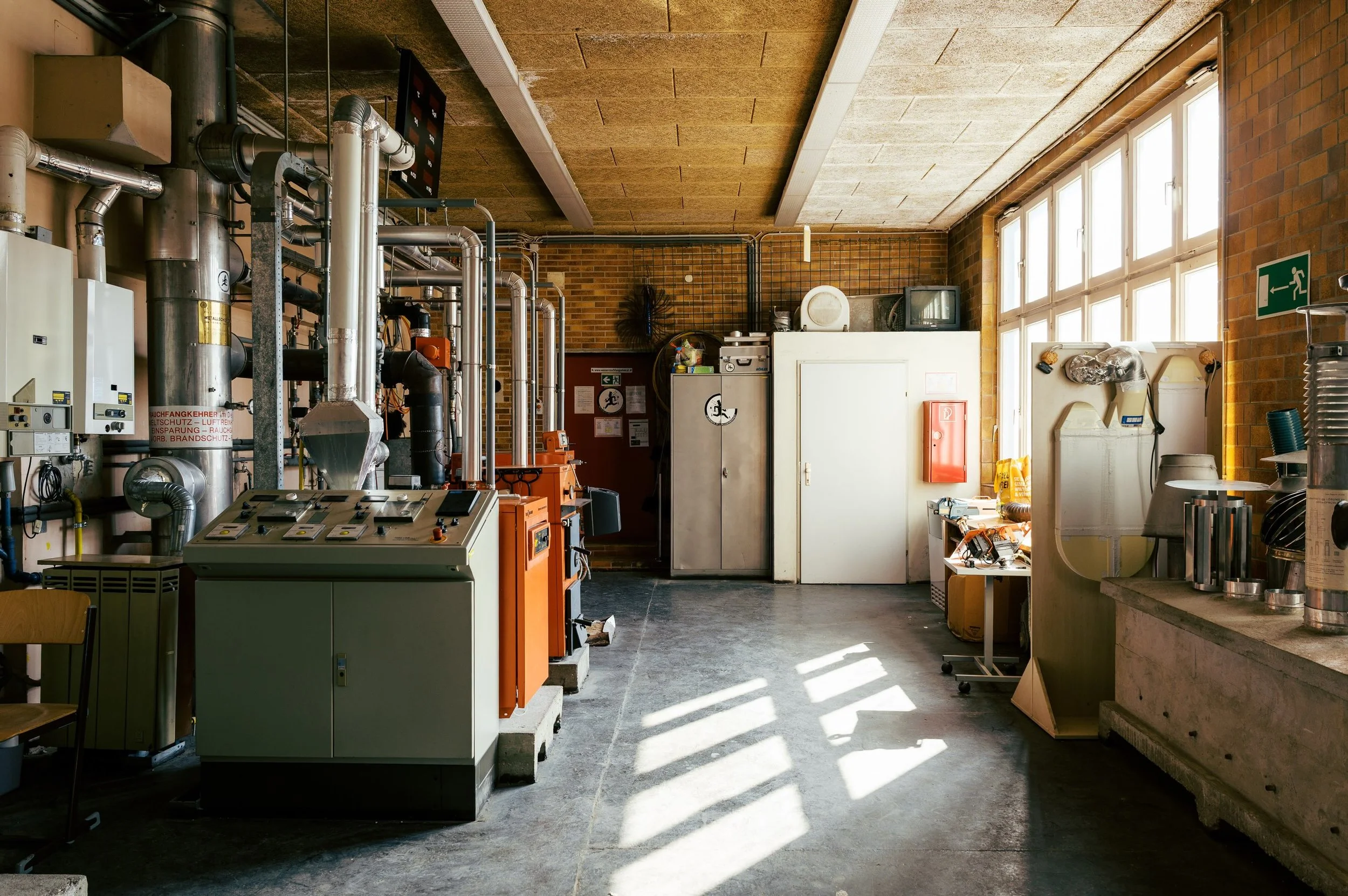 Alte Werkst&auml;tten mit Charakter, mitten in Kagran.
In der Berufsschule f&uuml;r Baugewerbe in der Wagramer Stra&szlig;e wird noch mit den H&auml;nden gearbeitet.

Fotografiert f&uuml;r @wien_wird_wow und die MA 21.

Wien, Kagran. @stadtwien 

#wi