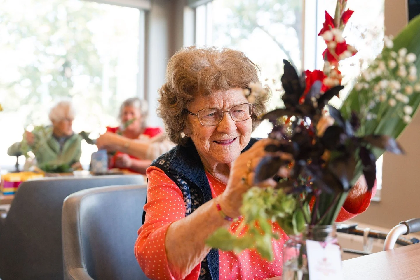 Need a boost? Check out a few images from a recent @hopebloomsnd Flower Empower event at The Linden (@eventideseniorliving) to bring you joy on this beautiful September day.