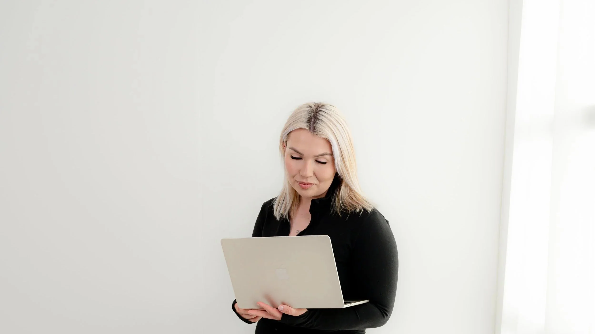 Dominika Daňková při online konzultaci zaměřené na vztah k jídlu, tělu a pohybu.