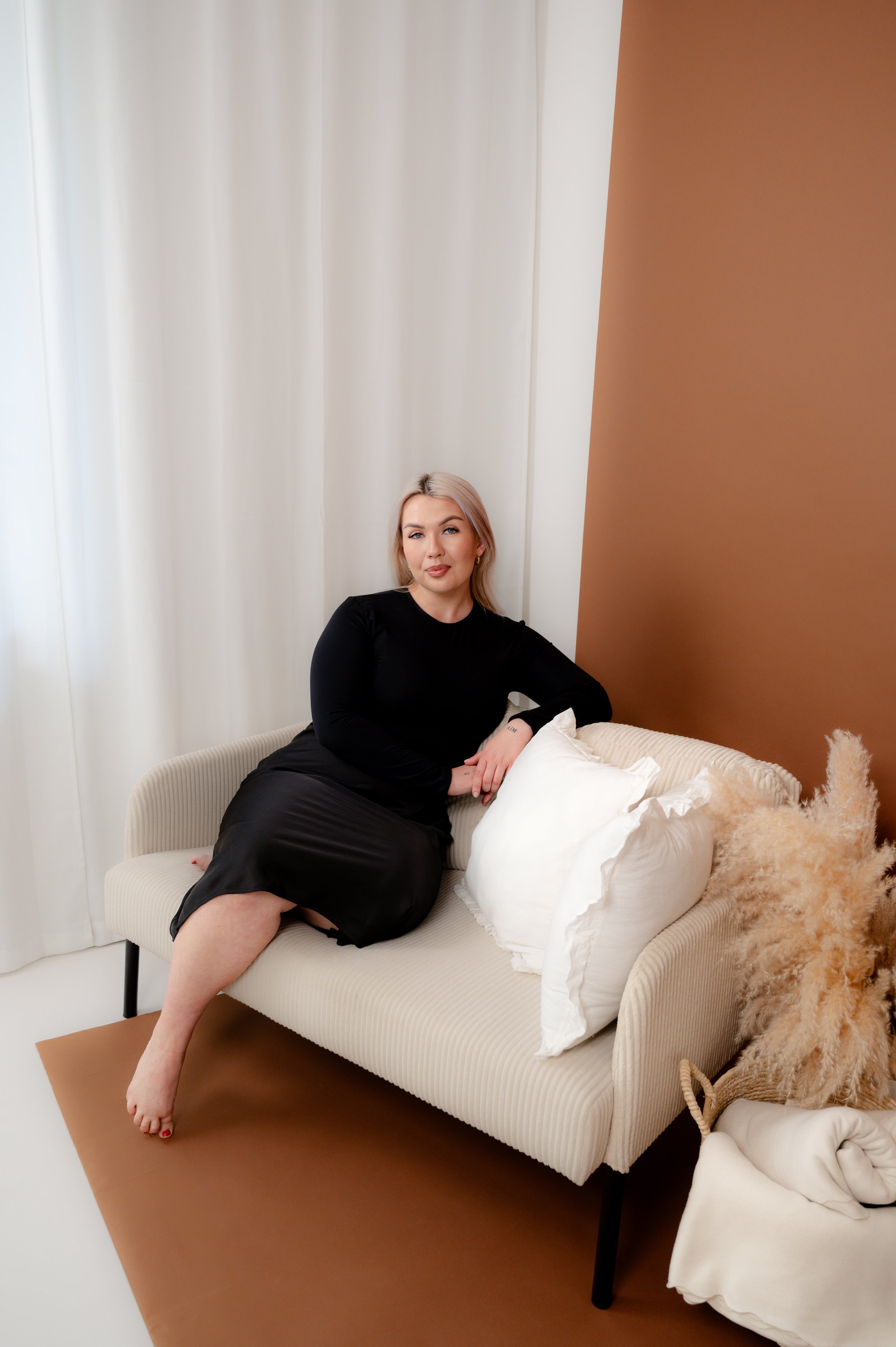Dominika Daňková v prostoru pro klid, odpočinek a laskavější péči o sebe.