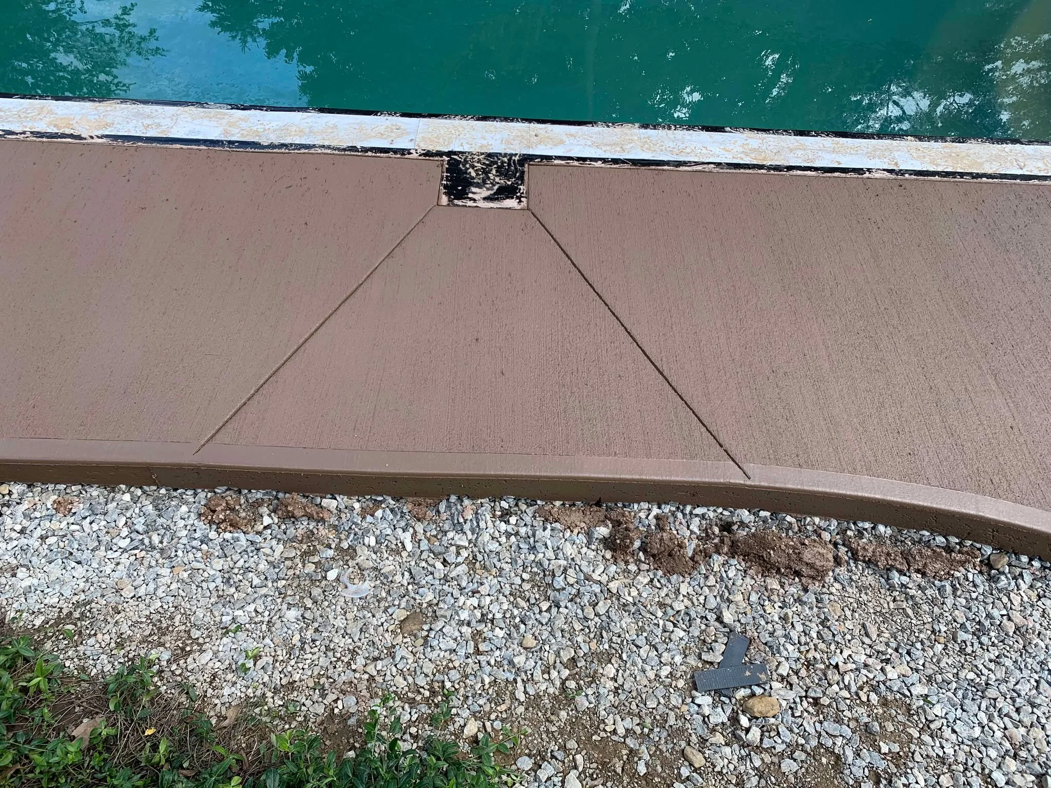 pool-deck-colored-concrete-walkway.jpg