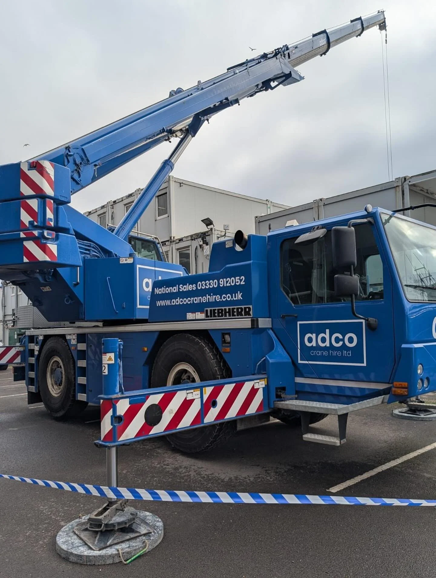 This weekend, Adco Crane Hire team supported a client with the relocation of modular buildings under Full Contract Lift conditions. With our Liebherr LTM1040 2.1, AP led planning, and lift team, we delivered safe, efficient lifts to keep the programm