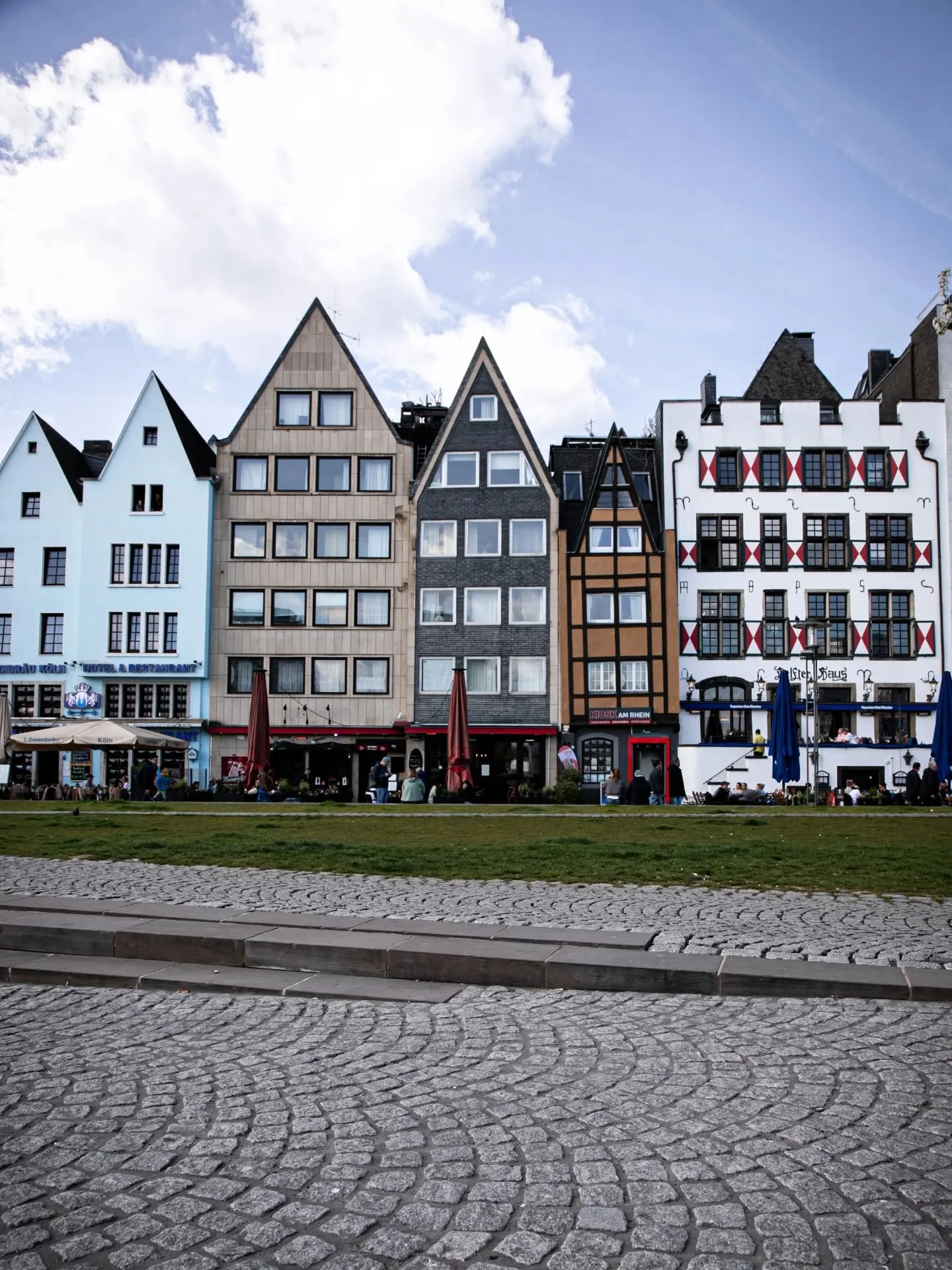 Cologne old town.

#cologne #cityphotography #architecture #streetphoto #photography