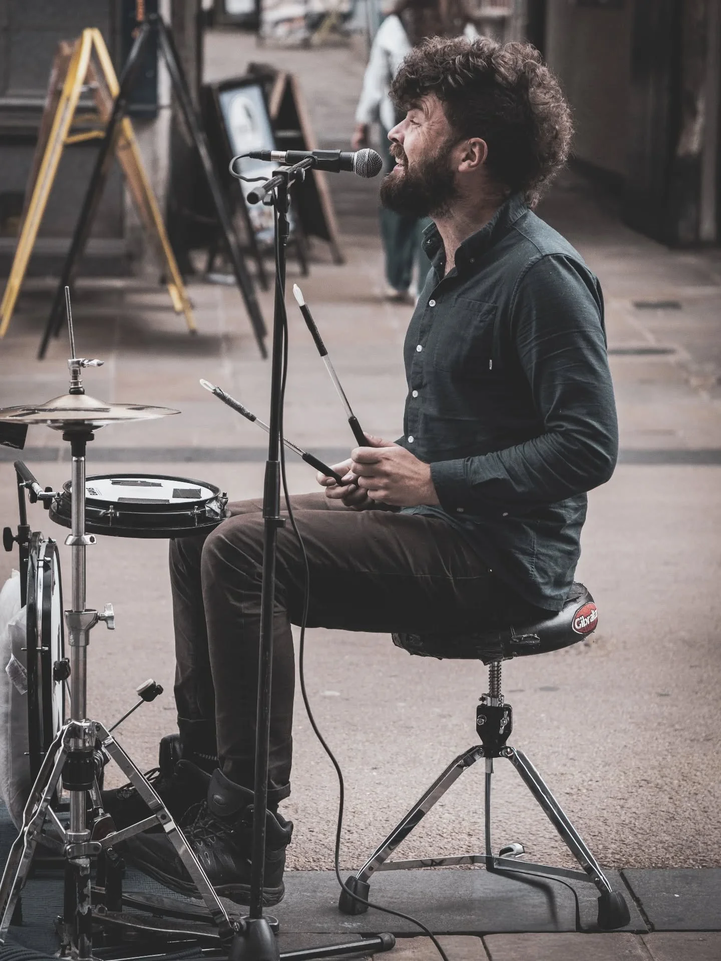 A shot of the unbelievably talented @dave_farrell_drums performing in Oxford this afternoon.

#drummer #performance #streetphoto #photographyfullstop #drumming