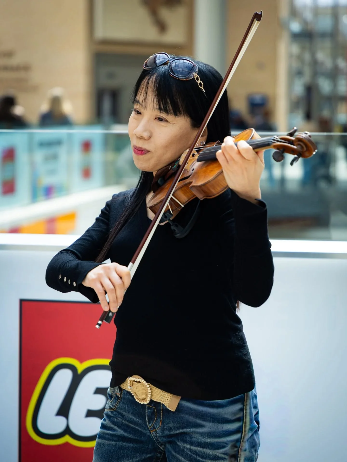 I was lucky enough to catch a small glimpse of Yuko performing at Oxford. A majestic violinist.

#violin #violinplayer #streetphoto #musician #photographyfullstop