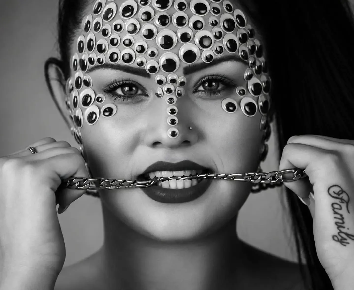 An awesome collaboration with Paint Me Pretty. I absolutely love this shot and thank you for the freedom to get creative. 

Breakdown down barriers, one chain at a time.

#portraitmood #creativeportrait #portraits #model #modelshoot